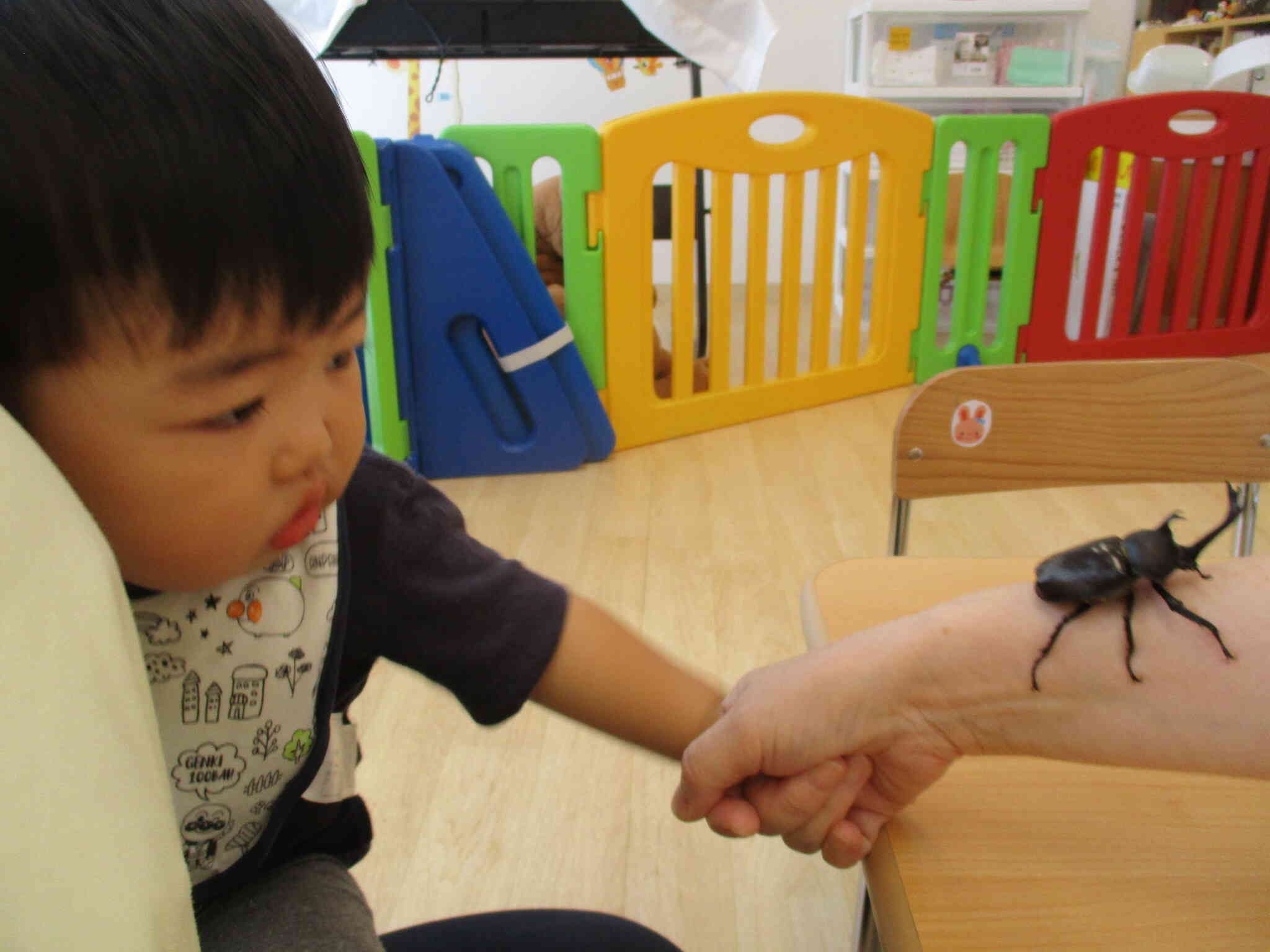 「怖いよ、先生、助けて～」と保育者にしがみつく男の子。