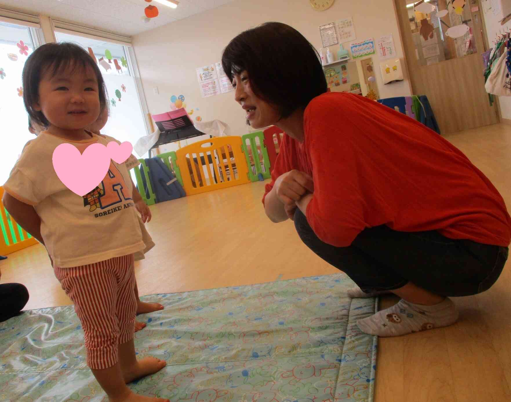 ちょっぴり恥ずかしそうなあひる組（1歳児）の女の子。