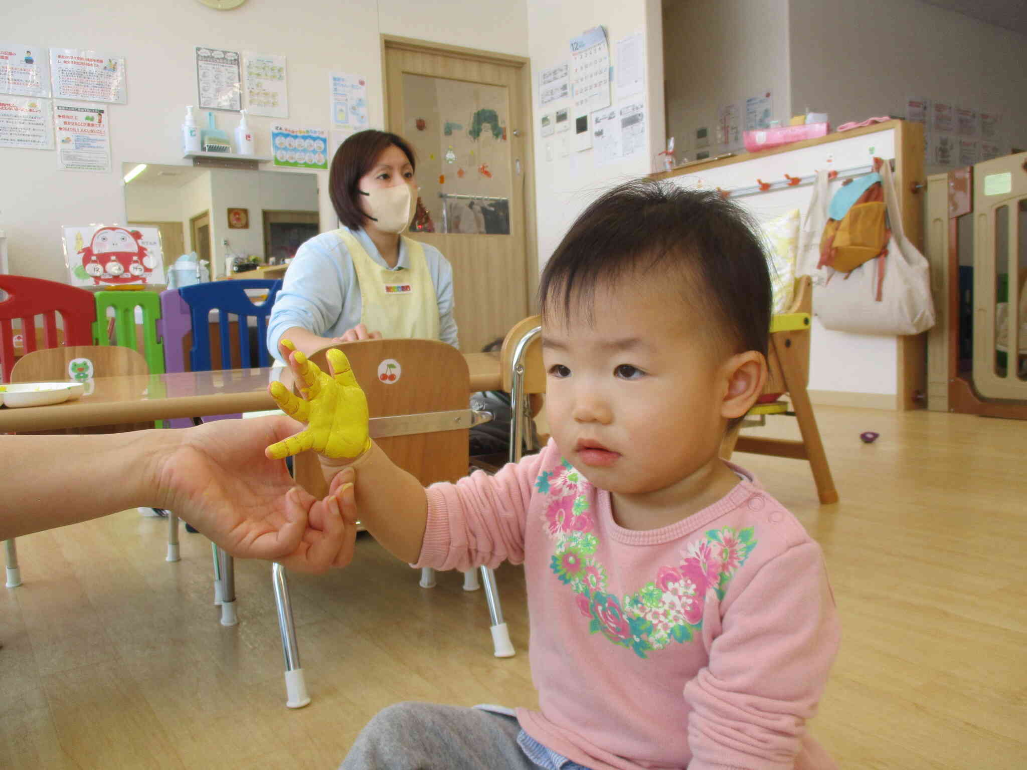 「見てみて、私の手！」先生と一緒にペッタンが上手だったね。