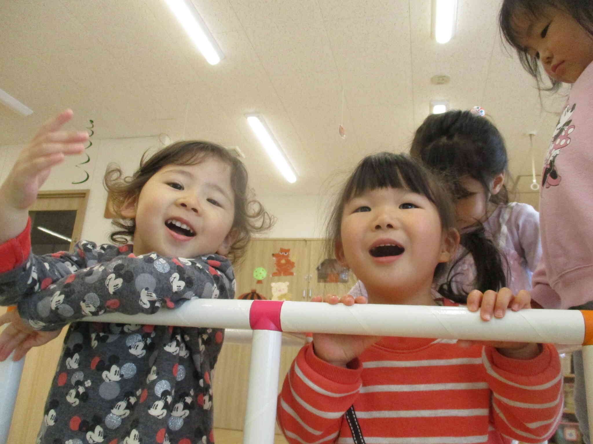 お友だちと仲良く遊んで楽しいね。ヤッホー！