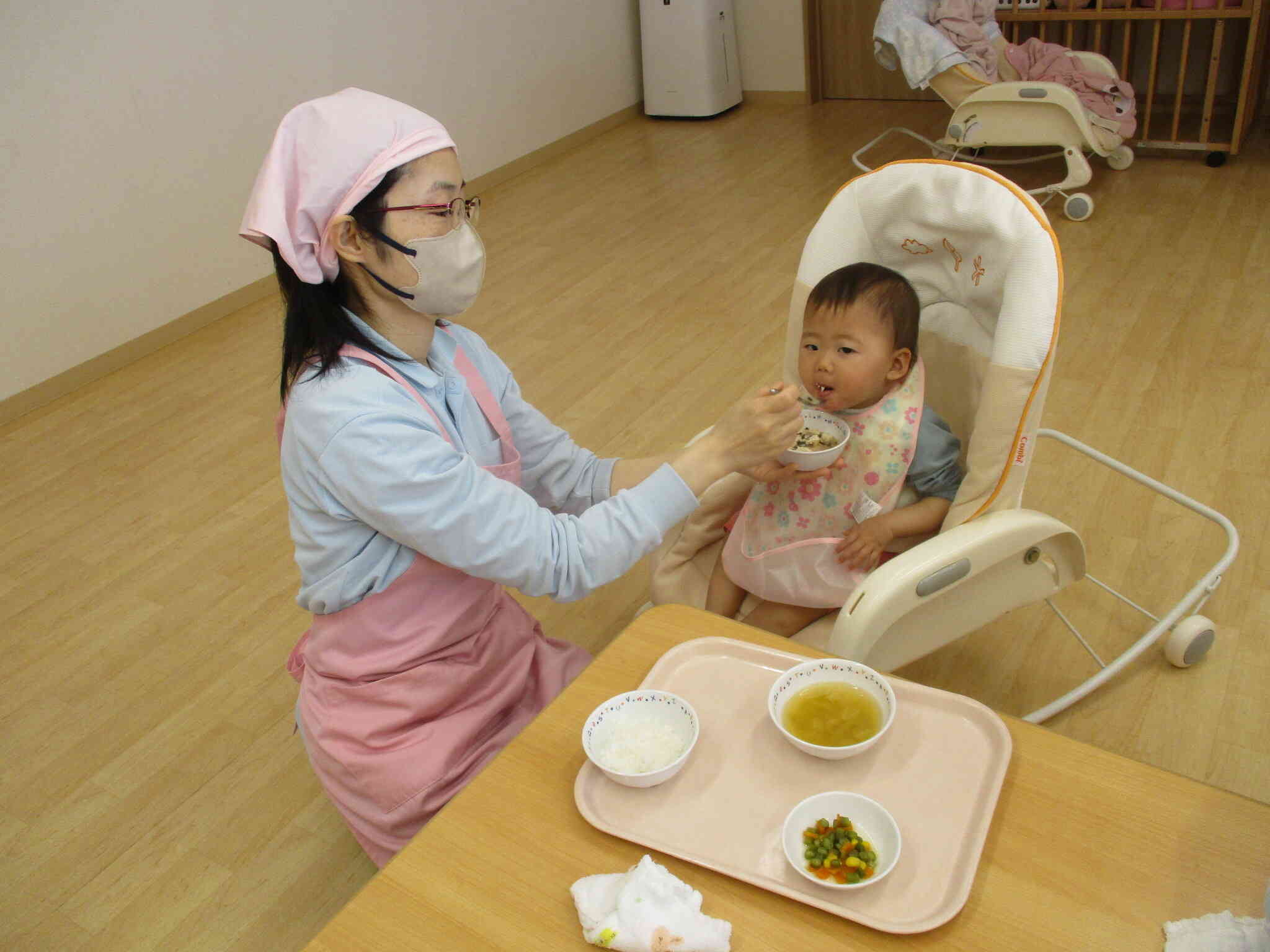 先生から食べさせてもらって、ご機嫌な様子。お利口さんに食べていましたよ。