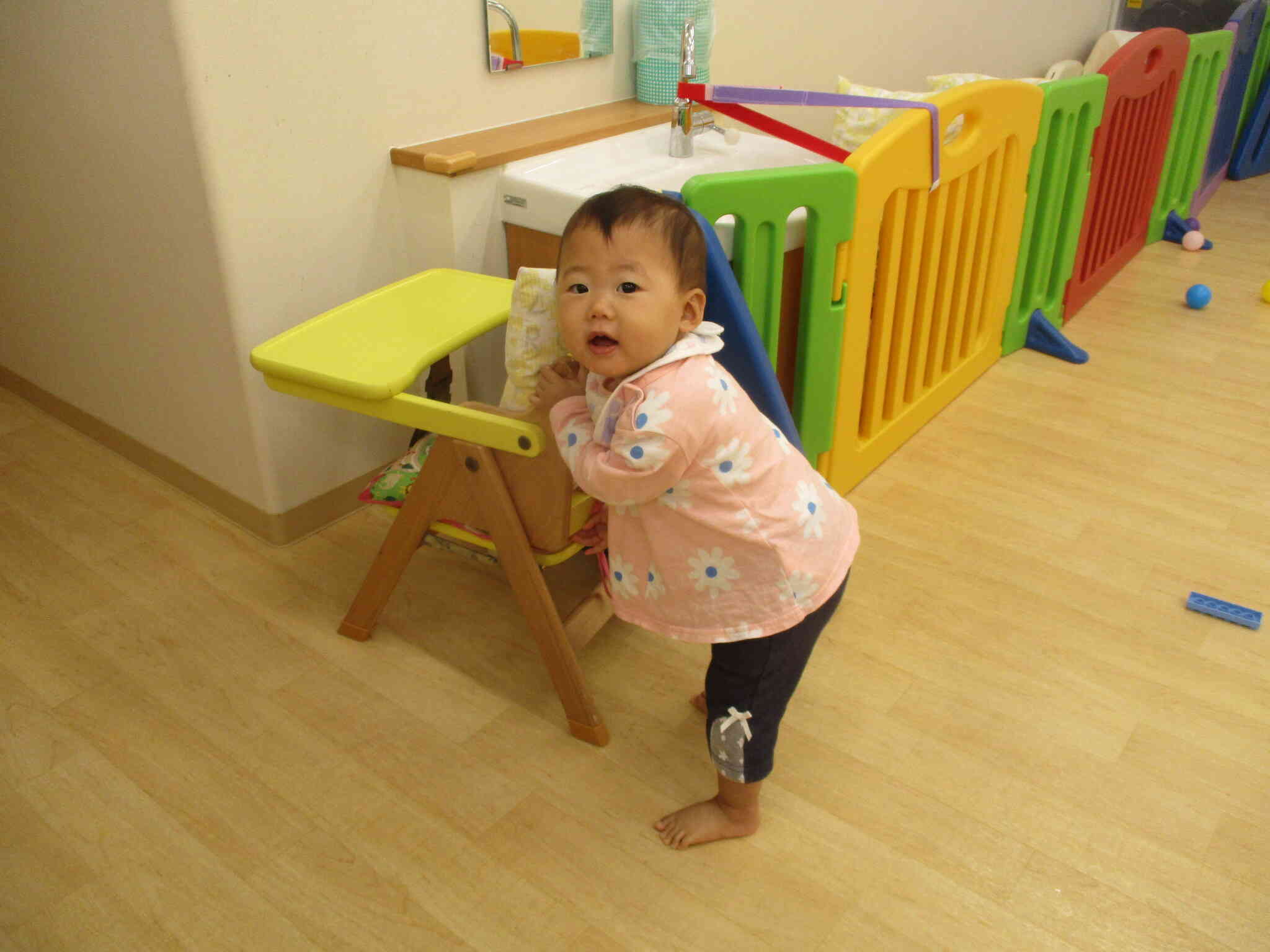 掴まり立ちが上手になったひよこ組(0歳児)さんです