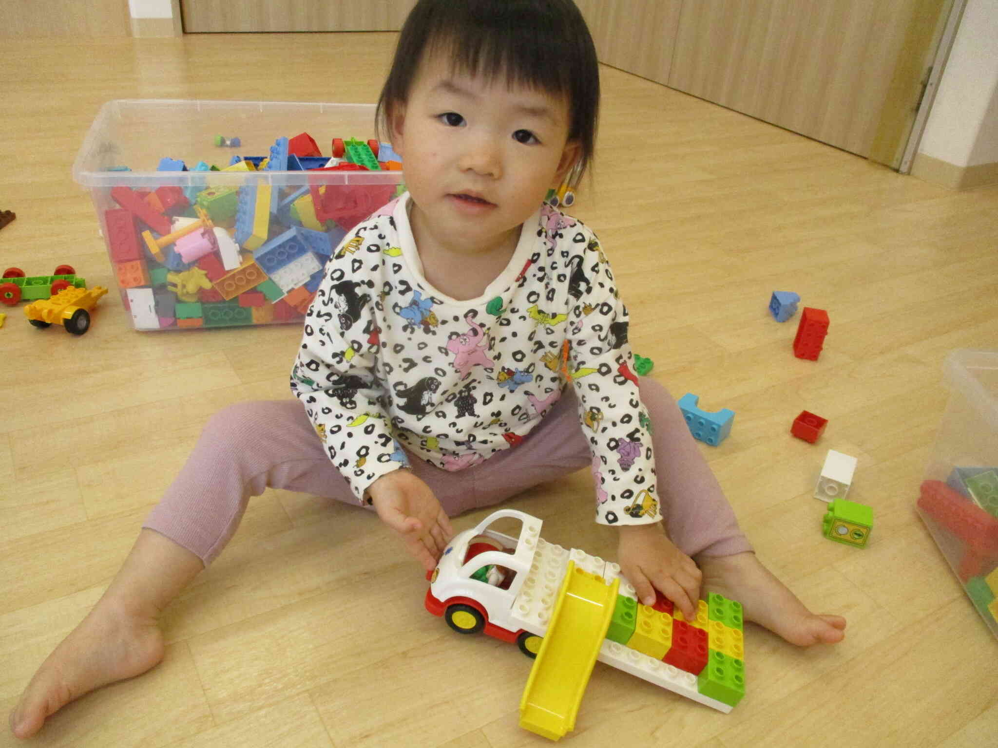 トラックを作った後、お人形さんも乗せていたね。どこに出発しようかな？