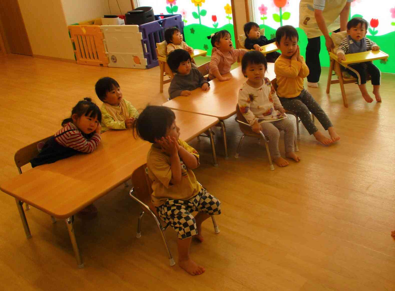 みんなで座って朝の会スタート。