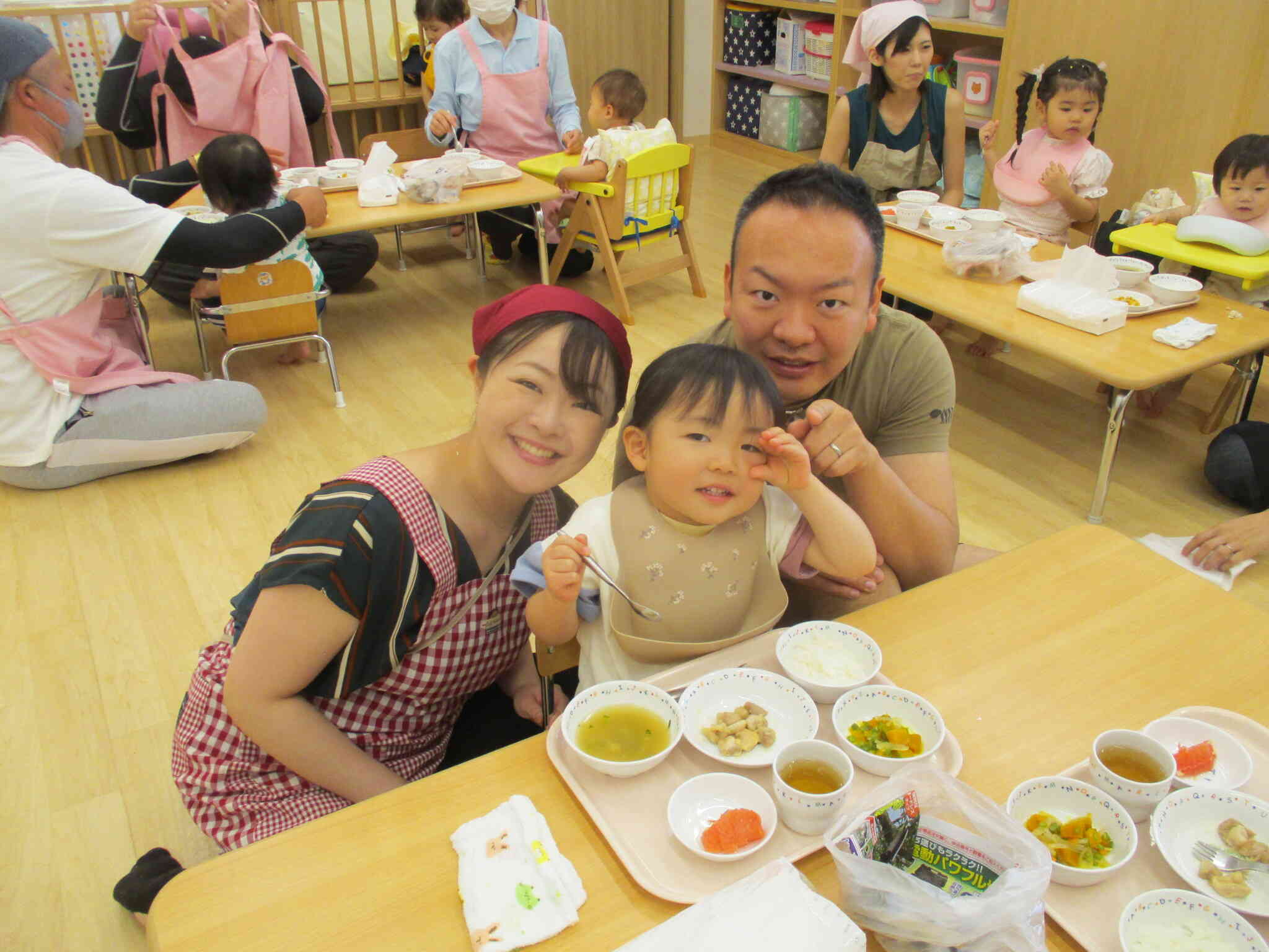 給食美味しいよ！カメラに向かってハイポーズ！