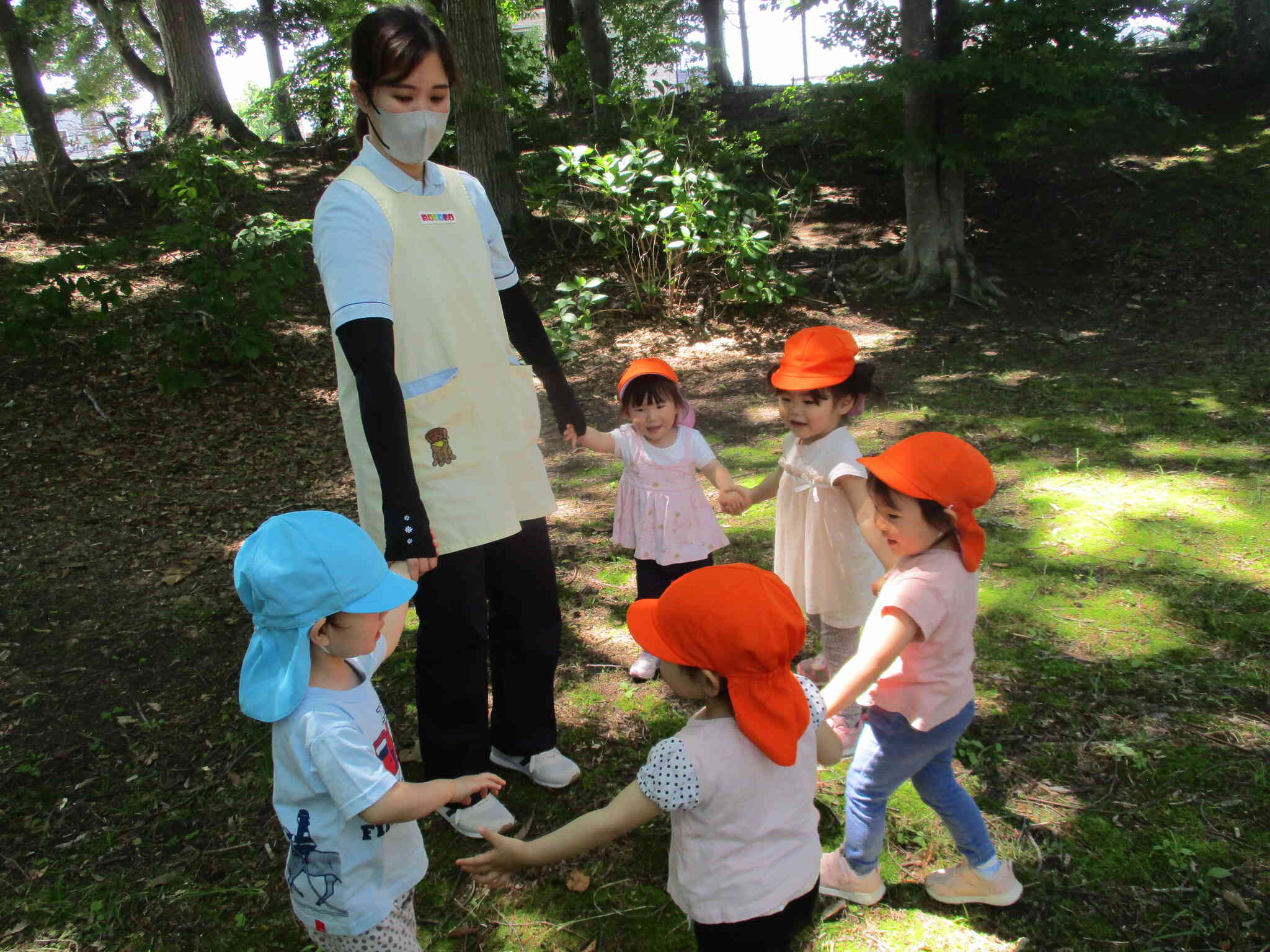 緑地公園の木陰で遊んだよ！