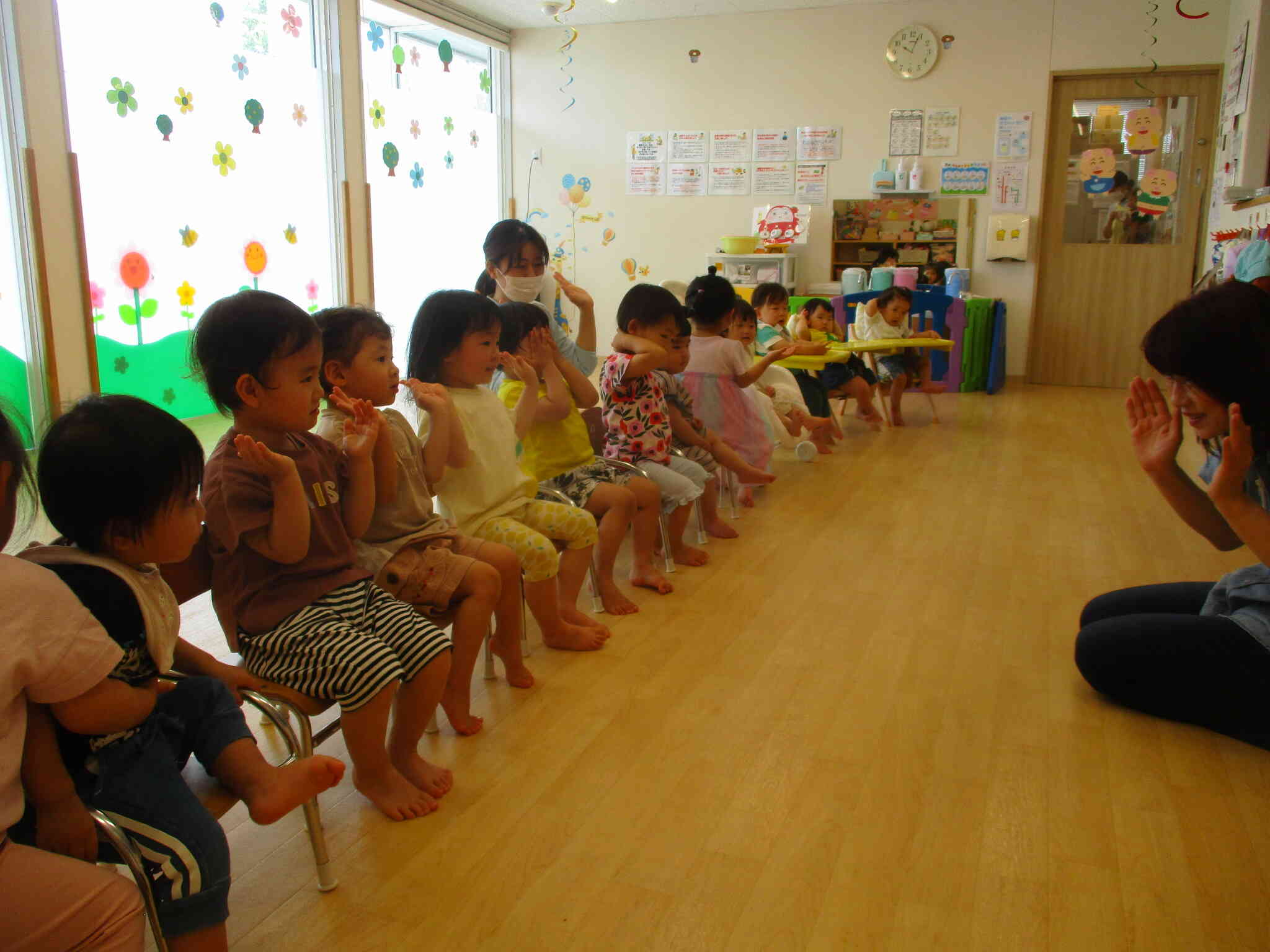 「peek a boo」英語でいないいないばあっ！をしたよ