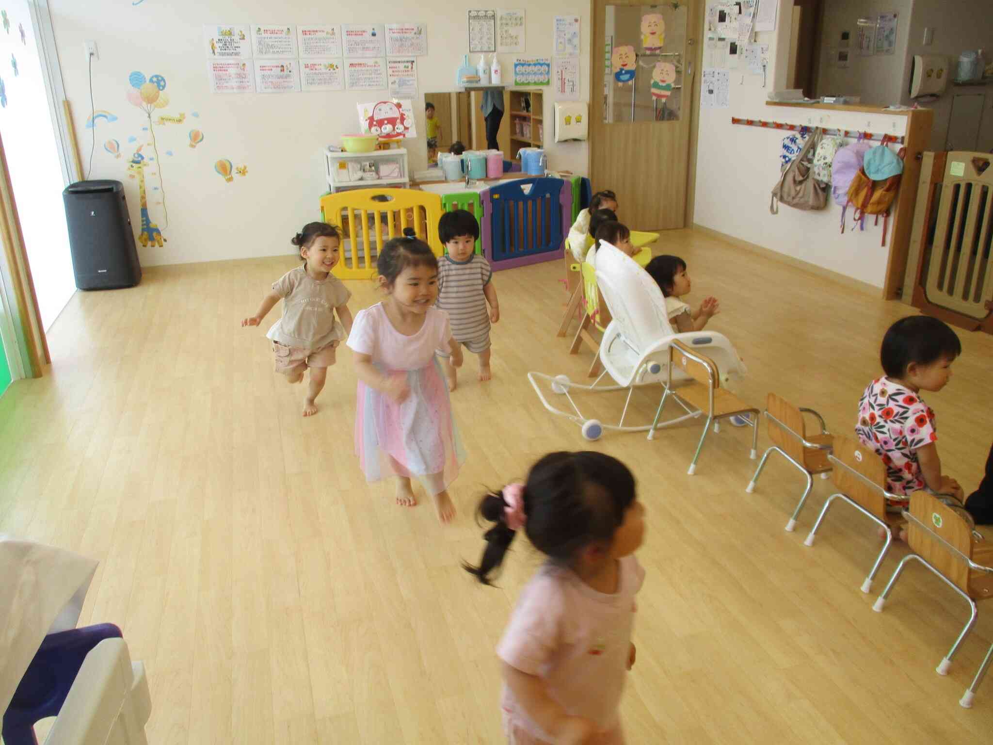 曲が流れている間に掴まらないように走るよ！楽しそうですね。