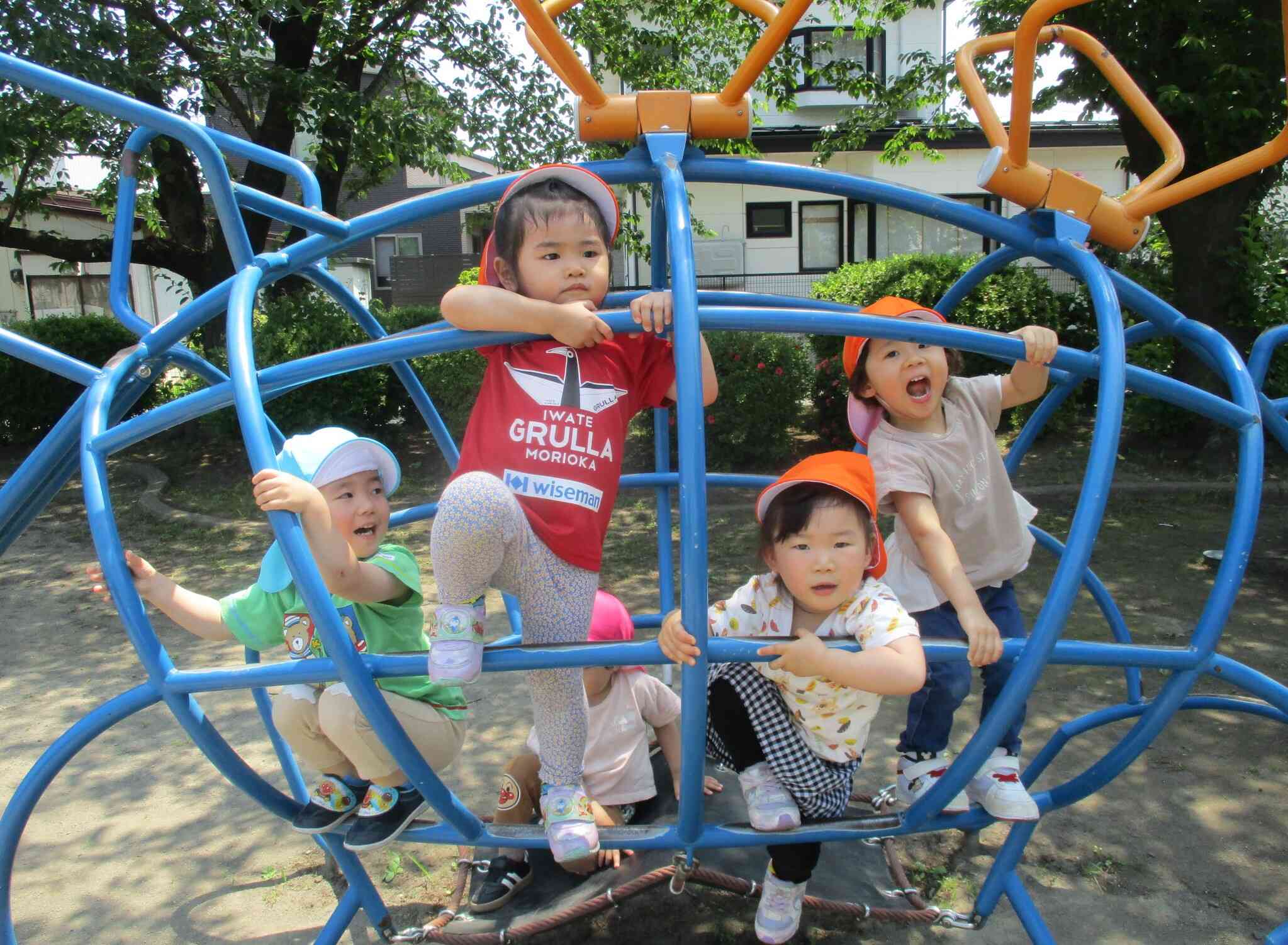 みんなで戸外遊び楽しかったね。そして今月の寝相アート