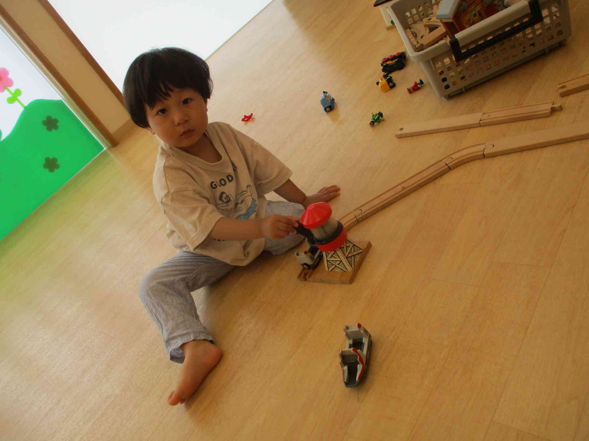 あひる組(1歳児)さんは電車遊びをして過ごしたよ。
