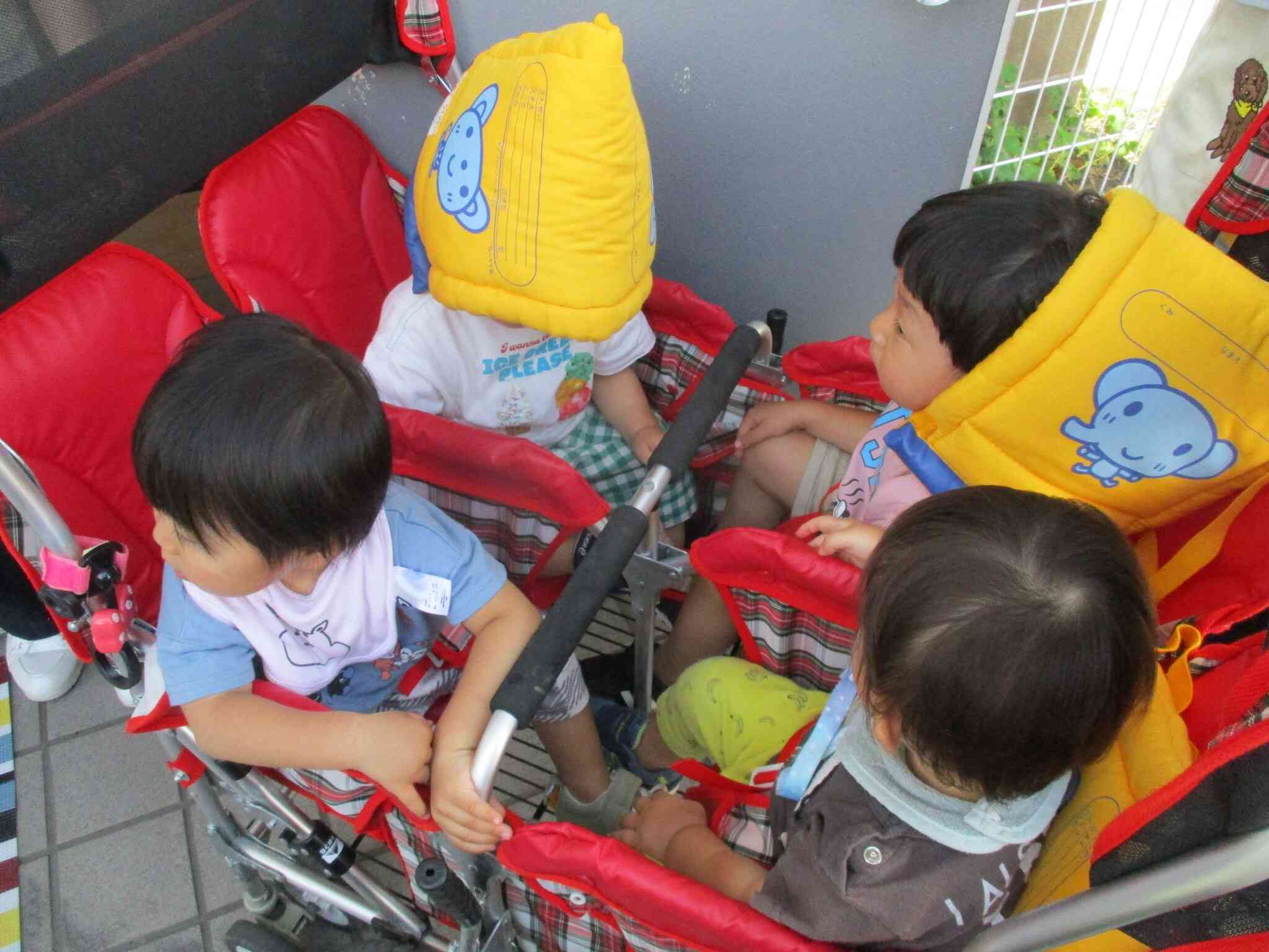 防災頭巾を嫌がってしまう園児もいましたが上手に散歩車に乗って避難できました。