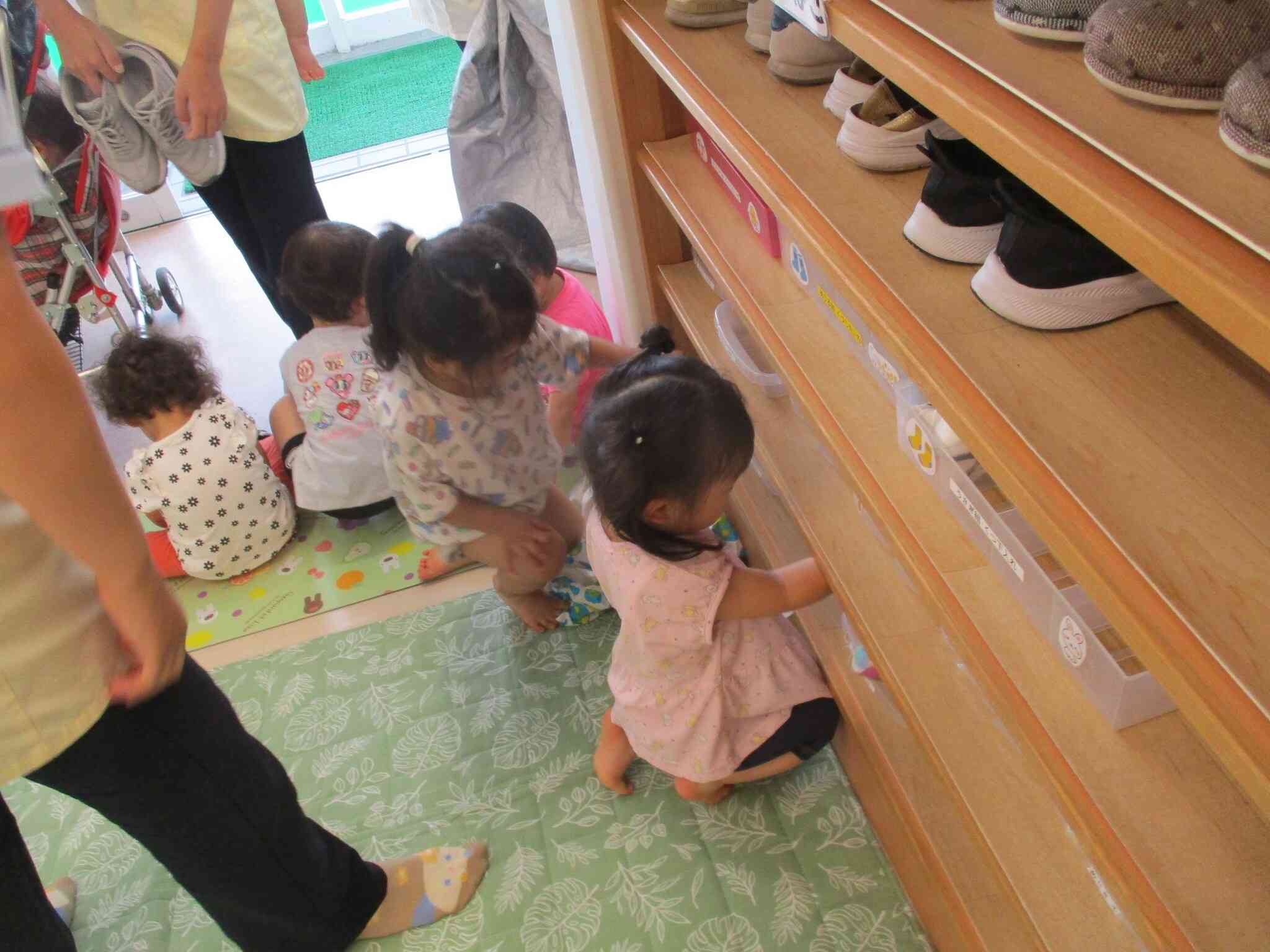 避難訓練後、入室する際自分で靴を入れているよ。
