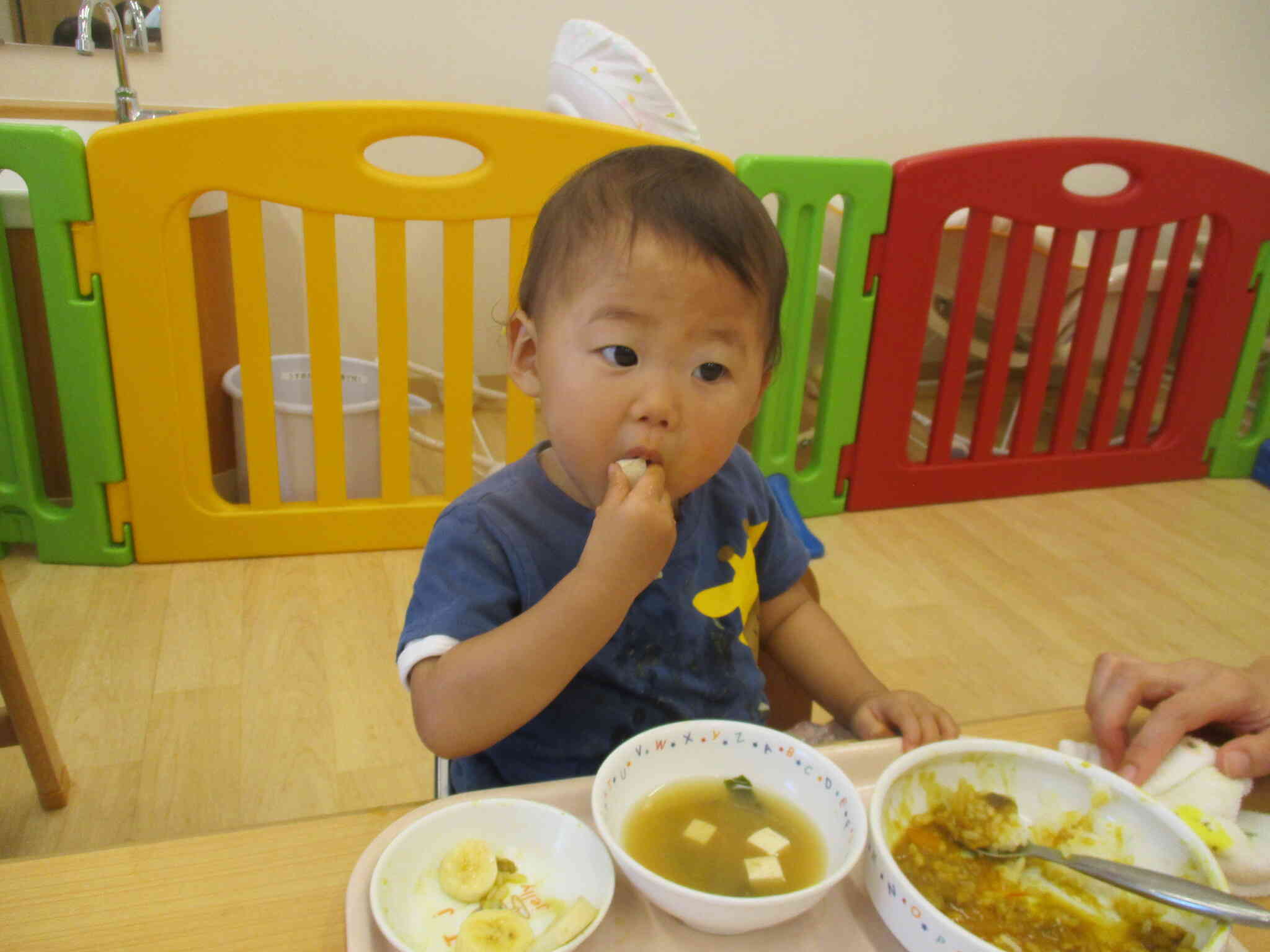 ひよこ組(０歳児)のお友達も手掴み食べが上手です！