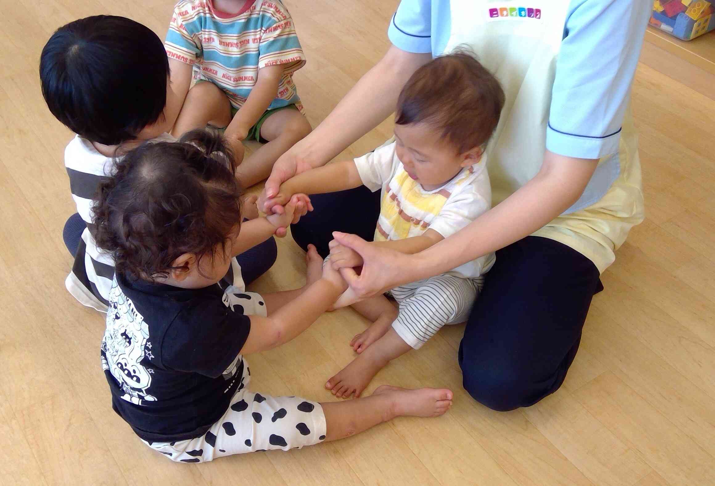 ひよこ組（0歳児）も楽しく英語教室に参加しています！