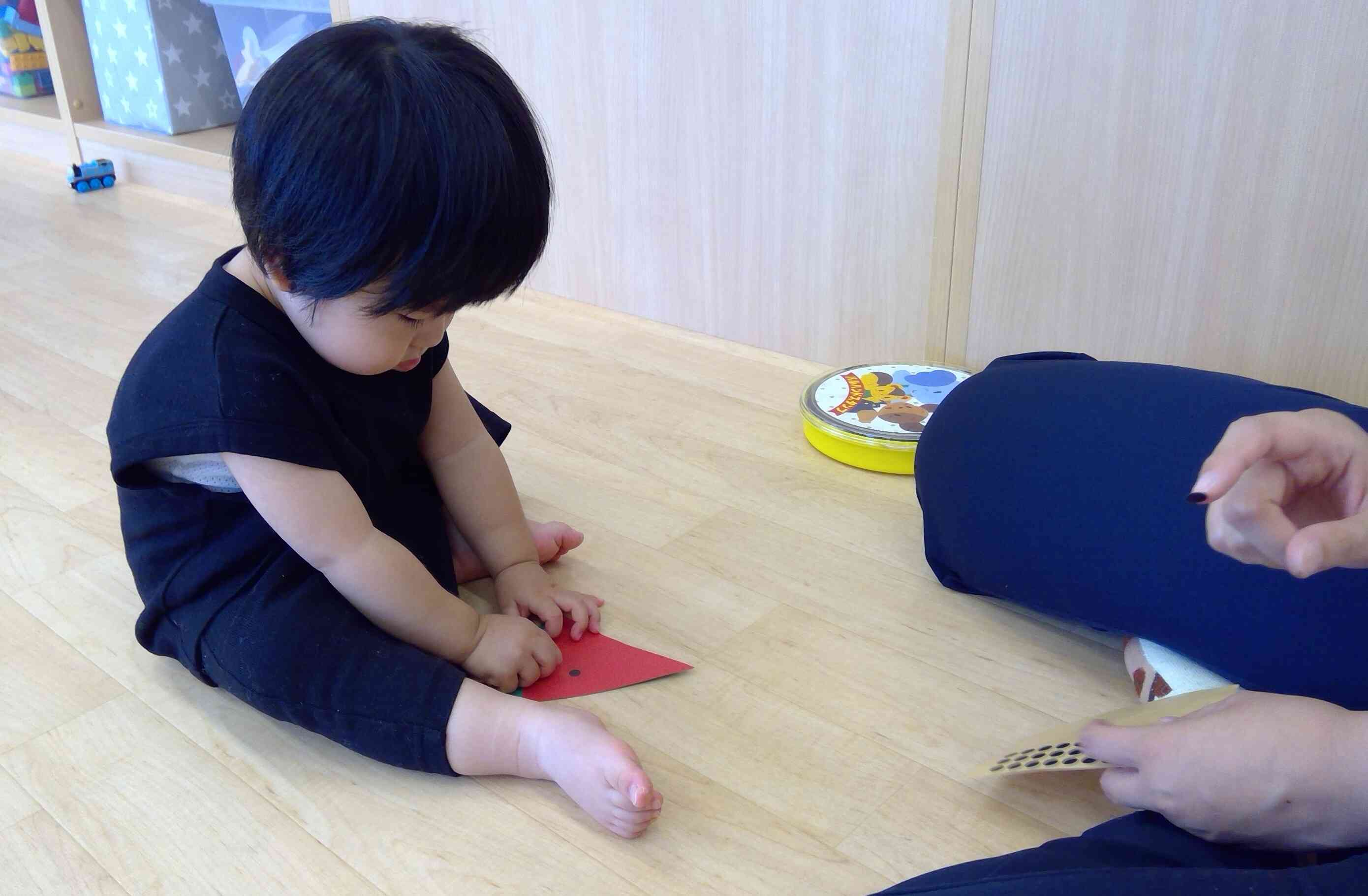 あひる組（1歳児）壁面製作の時間
