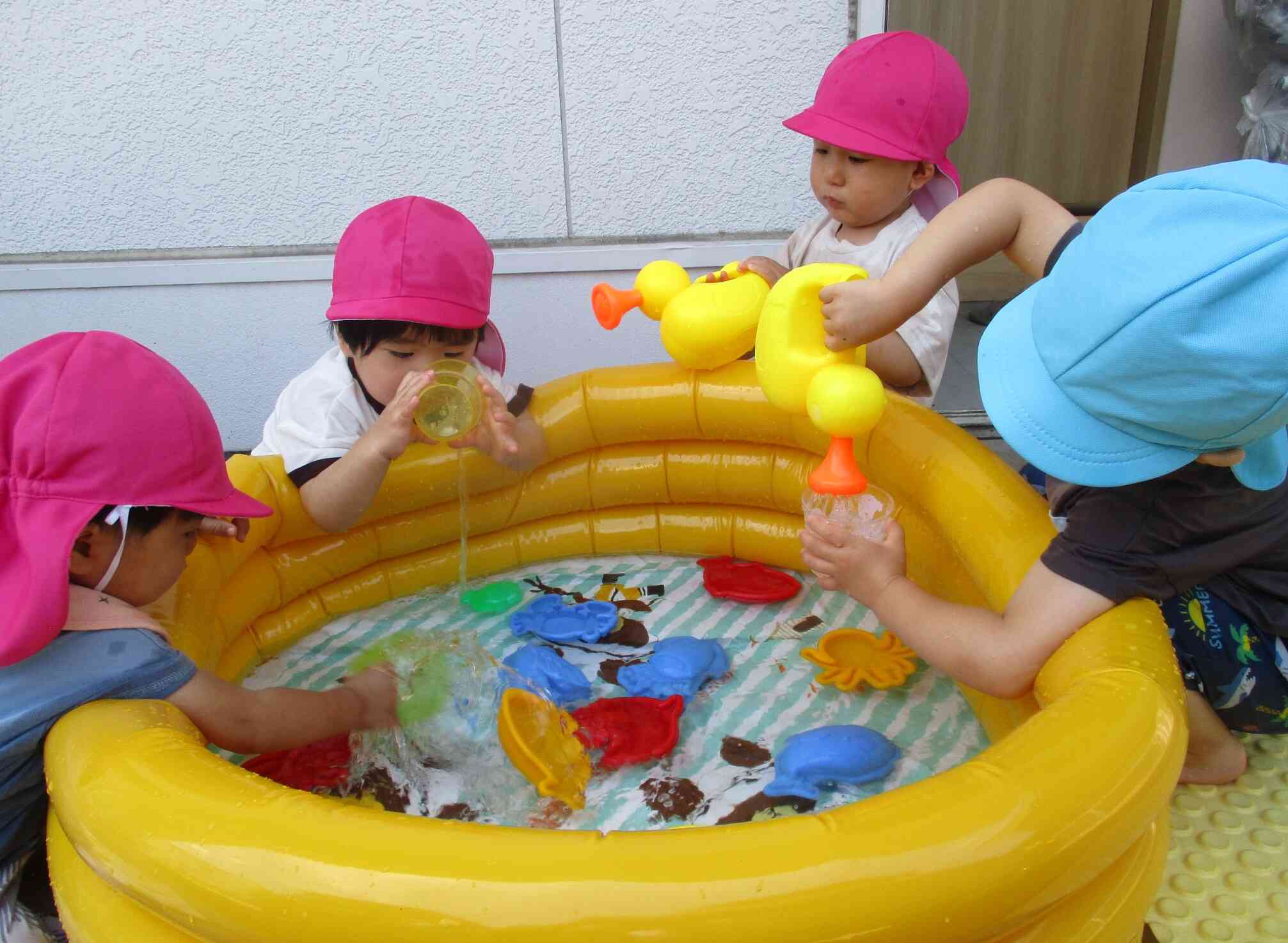 みんな黙々と水遊びを楽しんでいます！