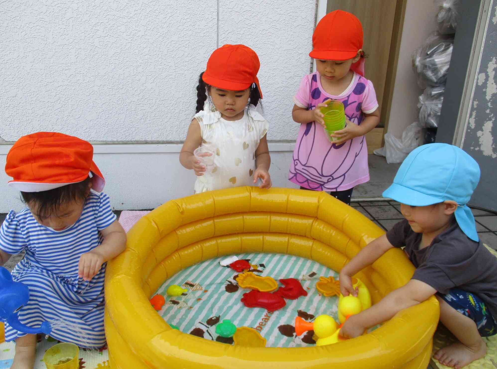 うさぎ組（2歳児）4人で水遊びも楽しかったね！