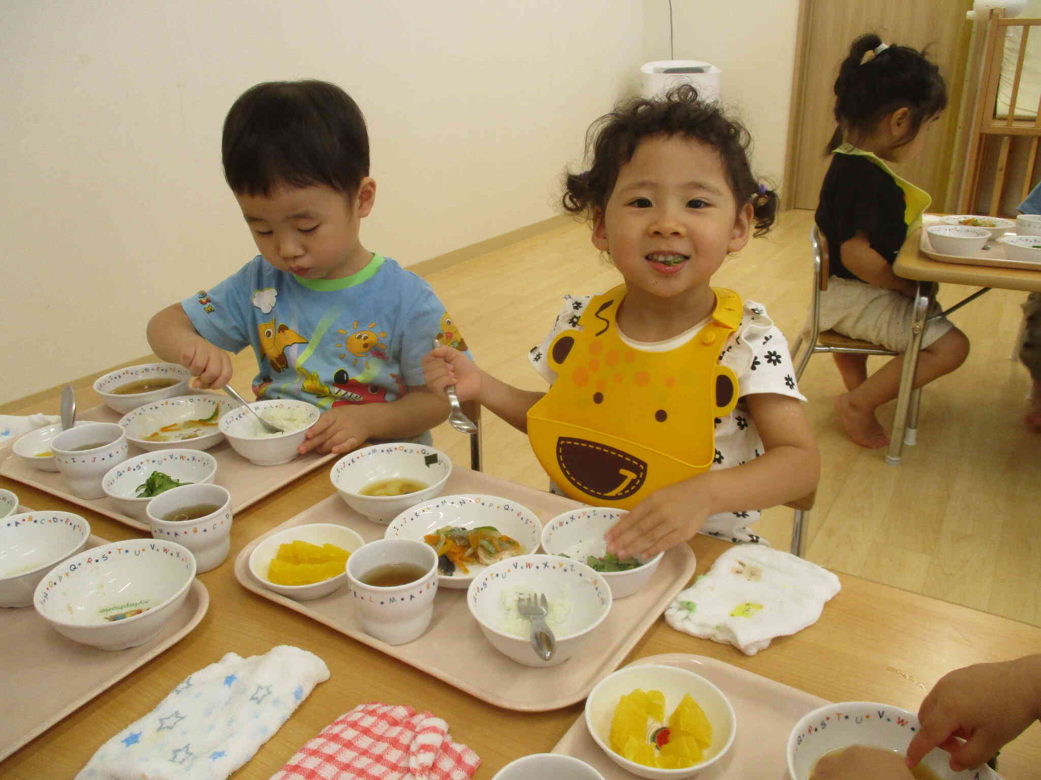 お喋りも楽しみながら食べてるよ