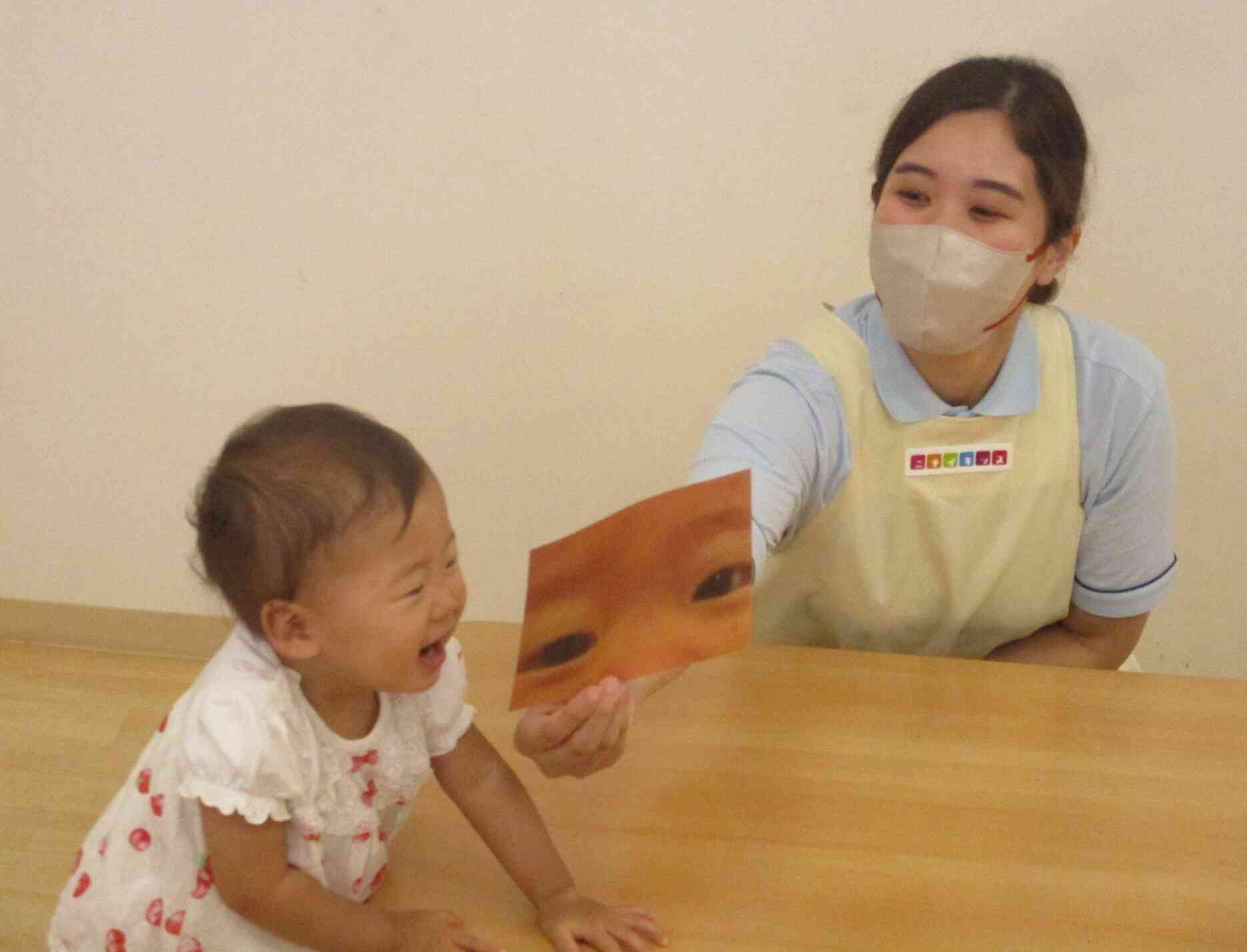自分の顔に興味津々！