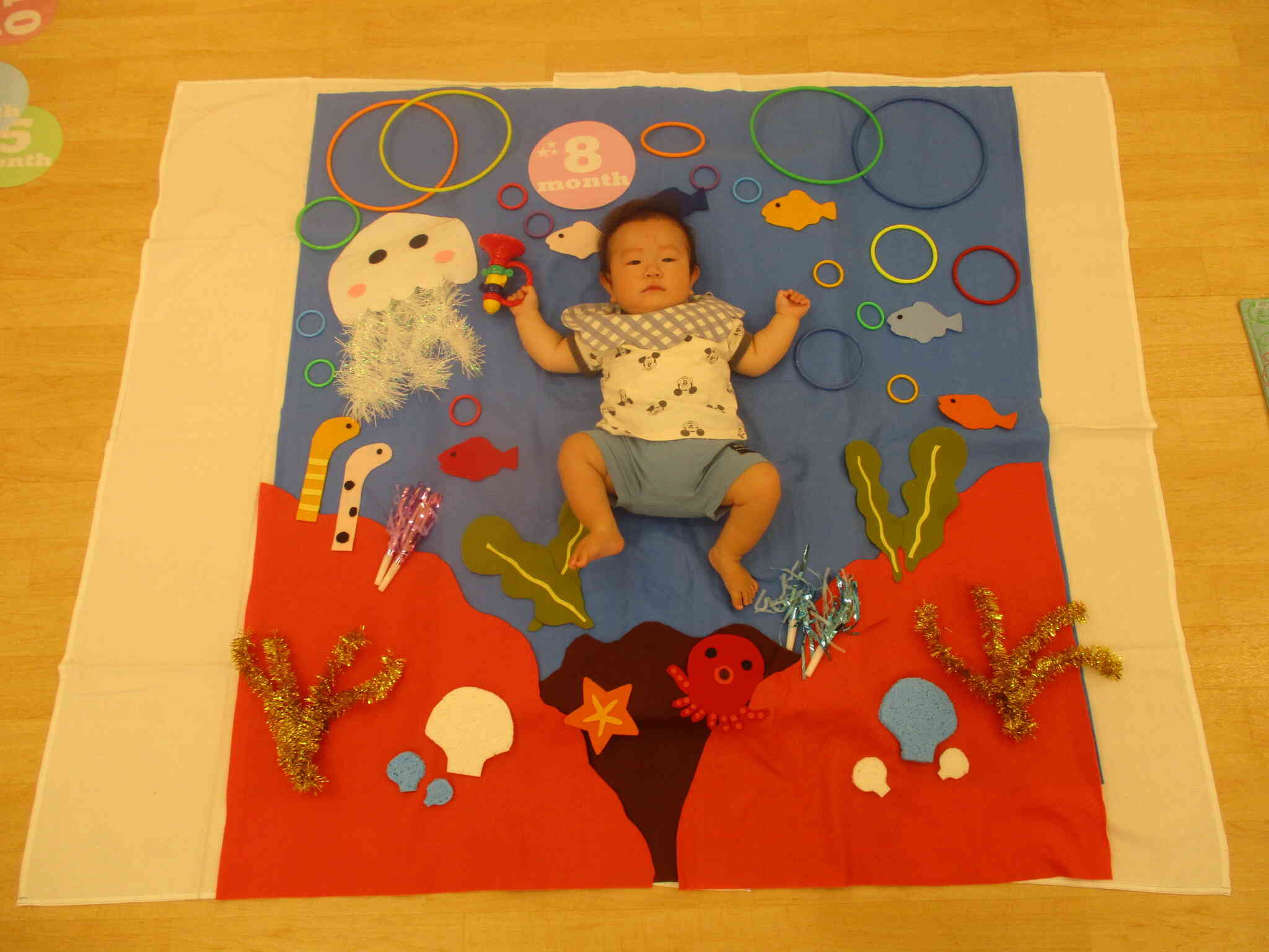 海の中気持ち良さそうですね。玩具を持って撮る姿も可愛らしいですね。