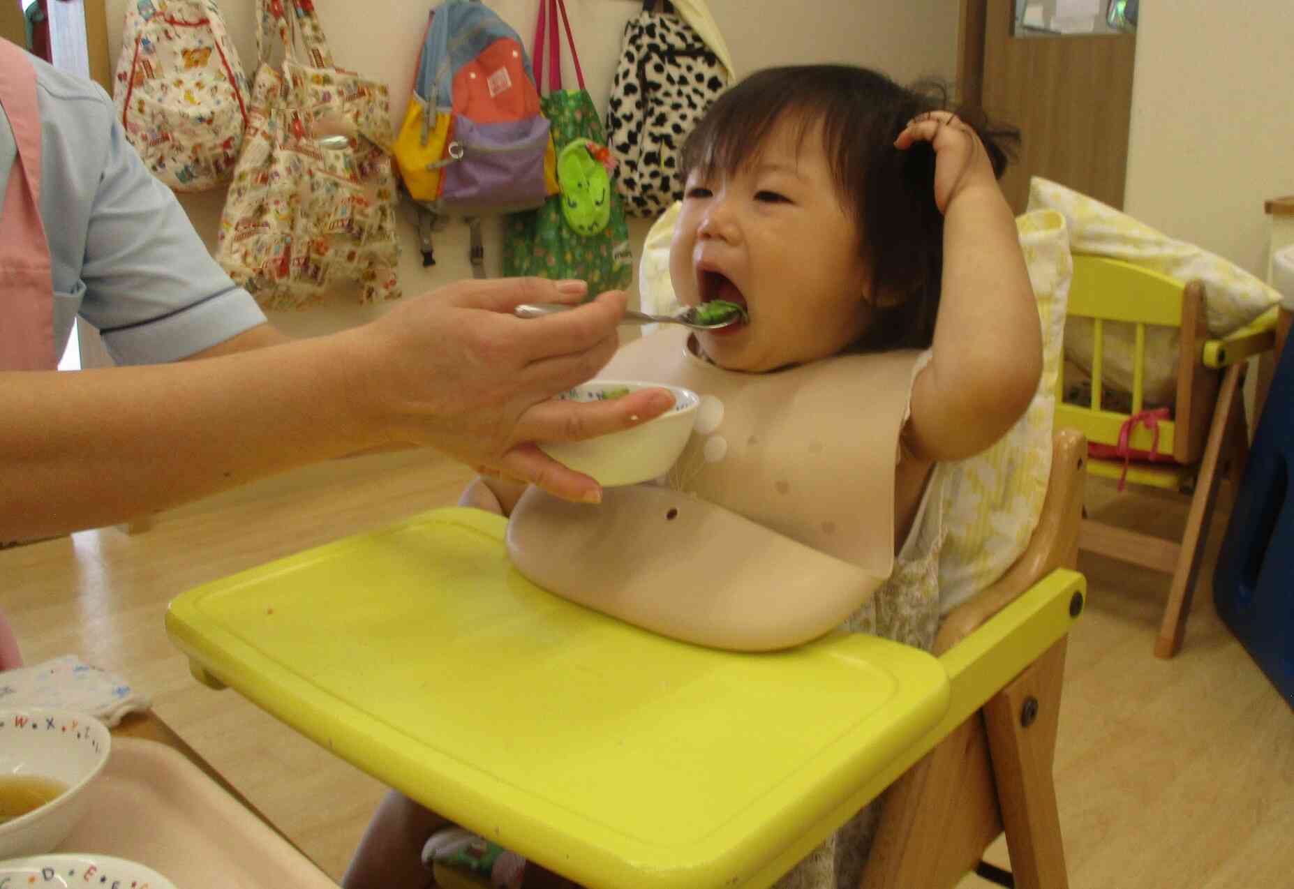大好きな給食時間。大きなお口できました