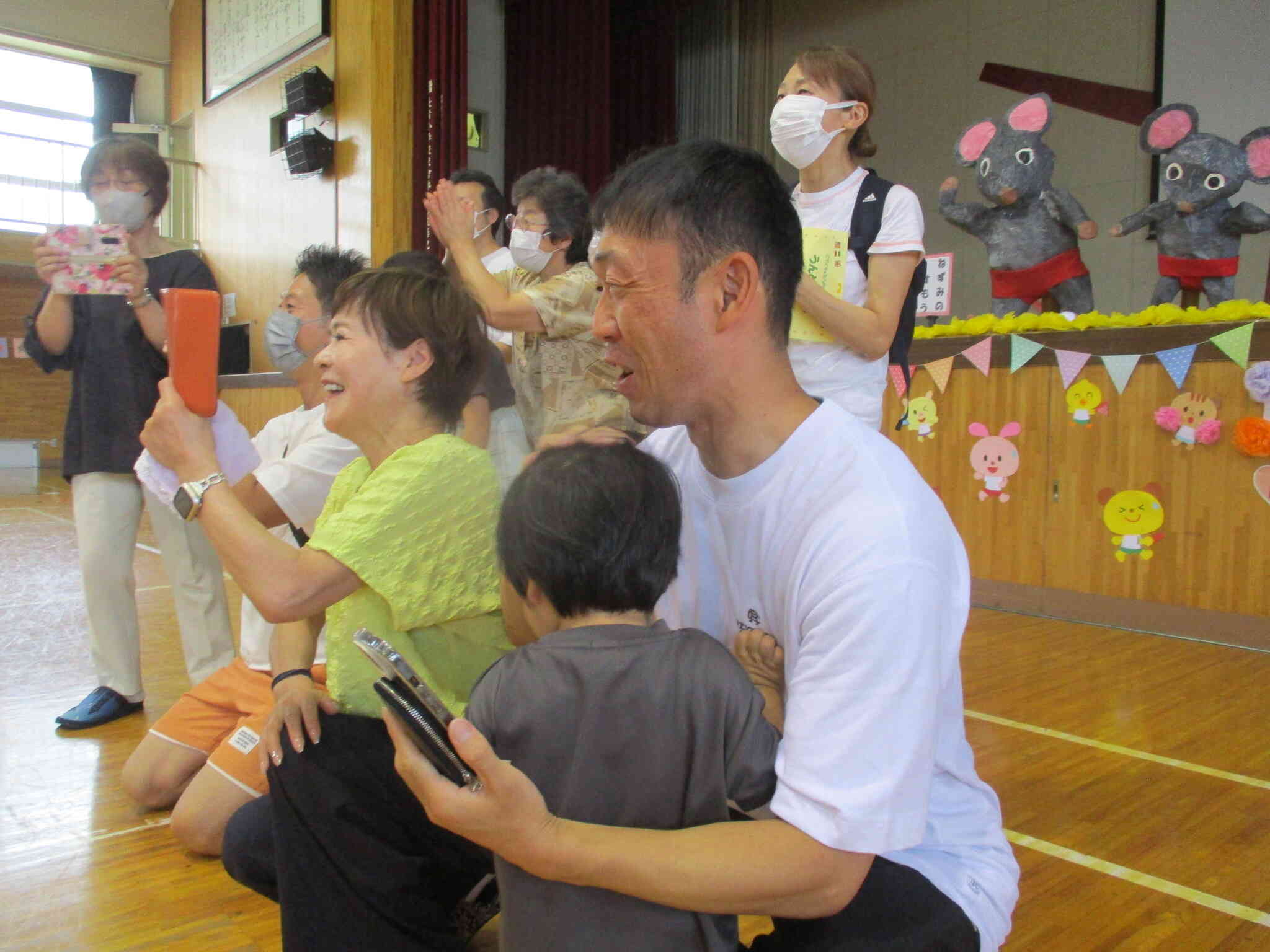 わが子のショットを撮ろうと一生懸命ですね。保護者の方みんなの表情がとても良かったです。