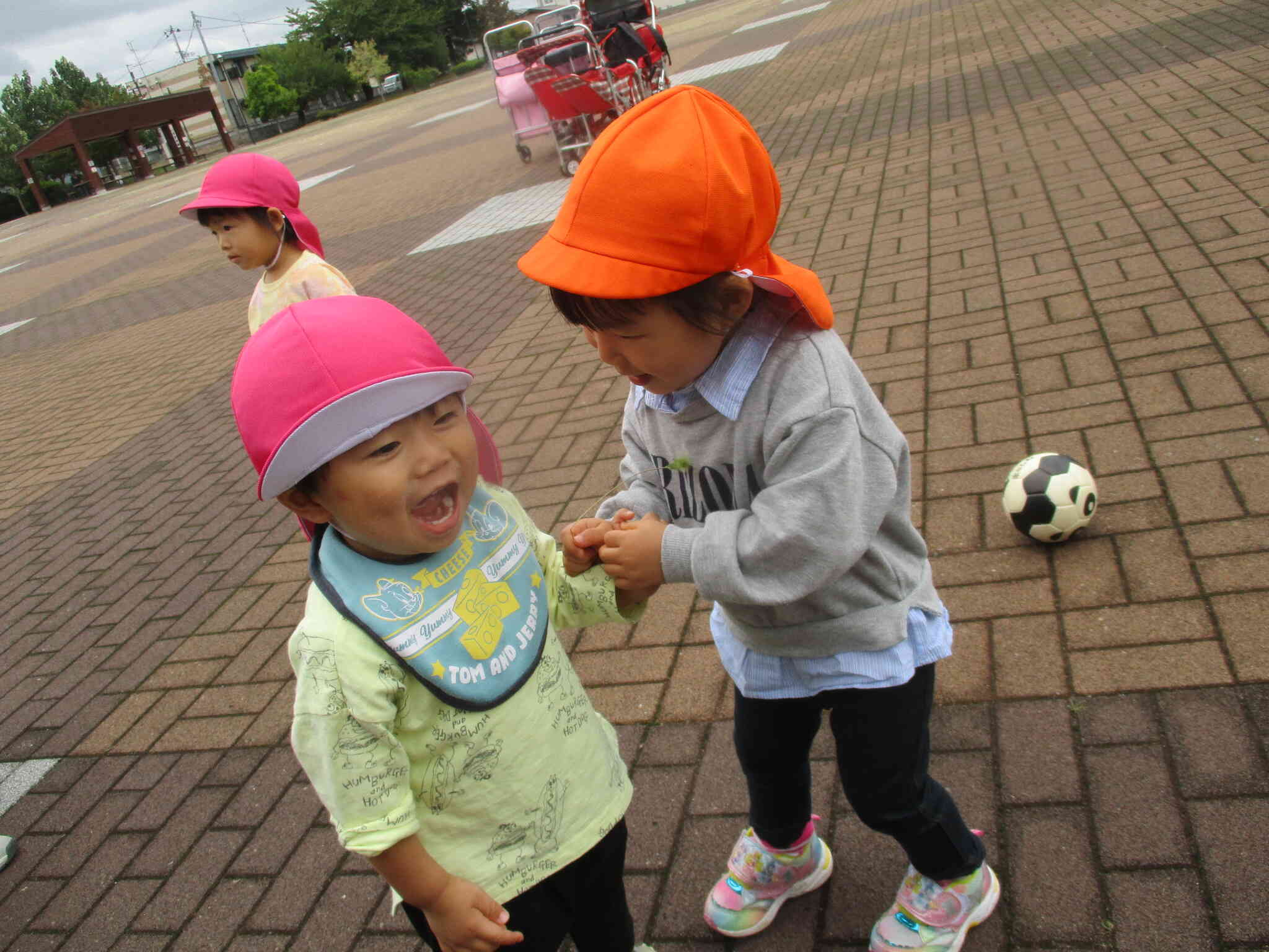 一緒に遊ぼう～！うさぎ組(2歳児)の子があひる組(1歳児)のお友だちを誘っていました。
