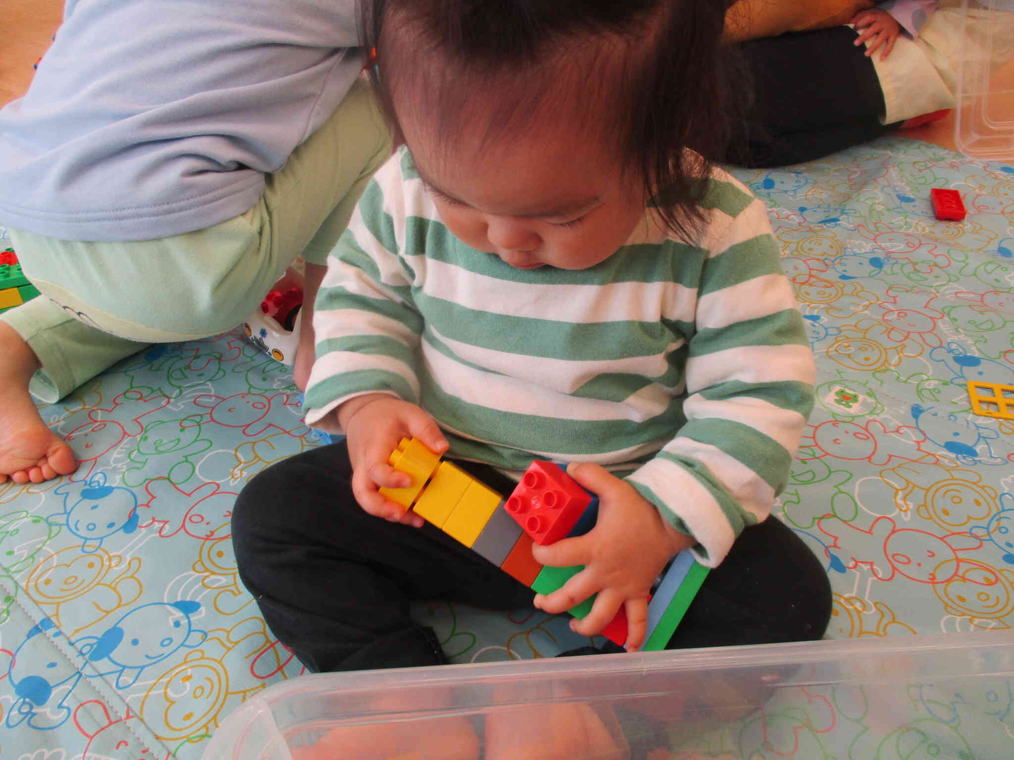 ひよこ組（０歳児）の女の子もブロックできるよ！