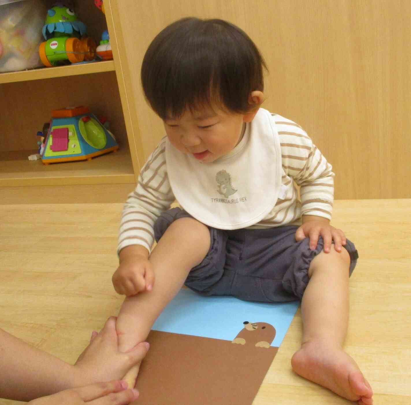 先生を真似て自分でもグーの手で足をトントンする姿が可愛いです。