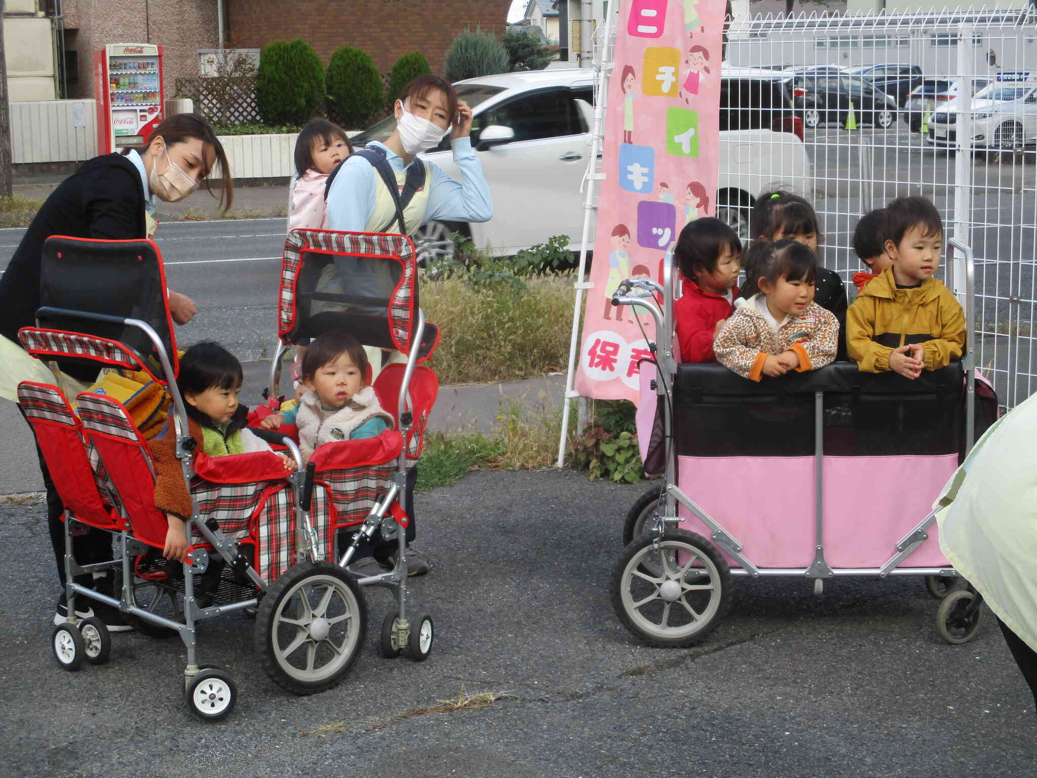 先生達の消火訓練を見守る子ども達です。「先生がんばって~」