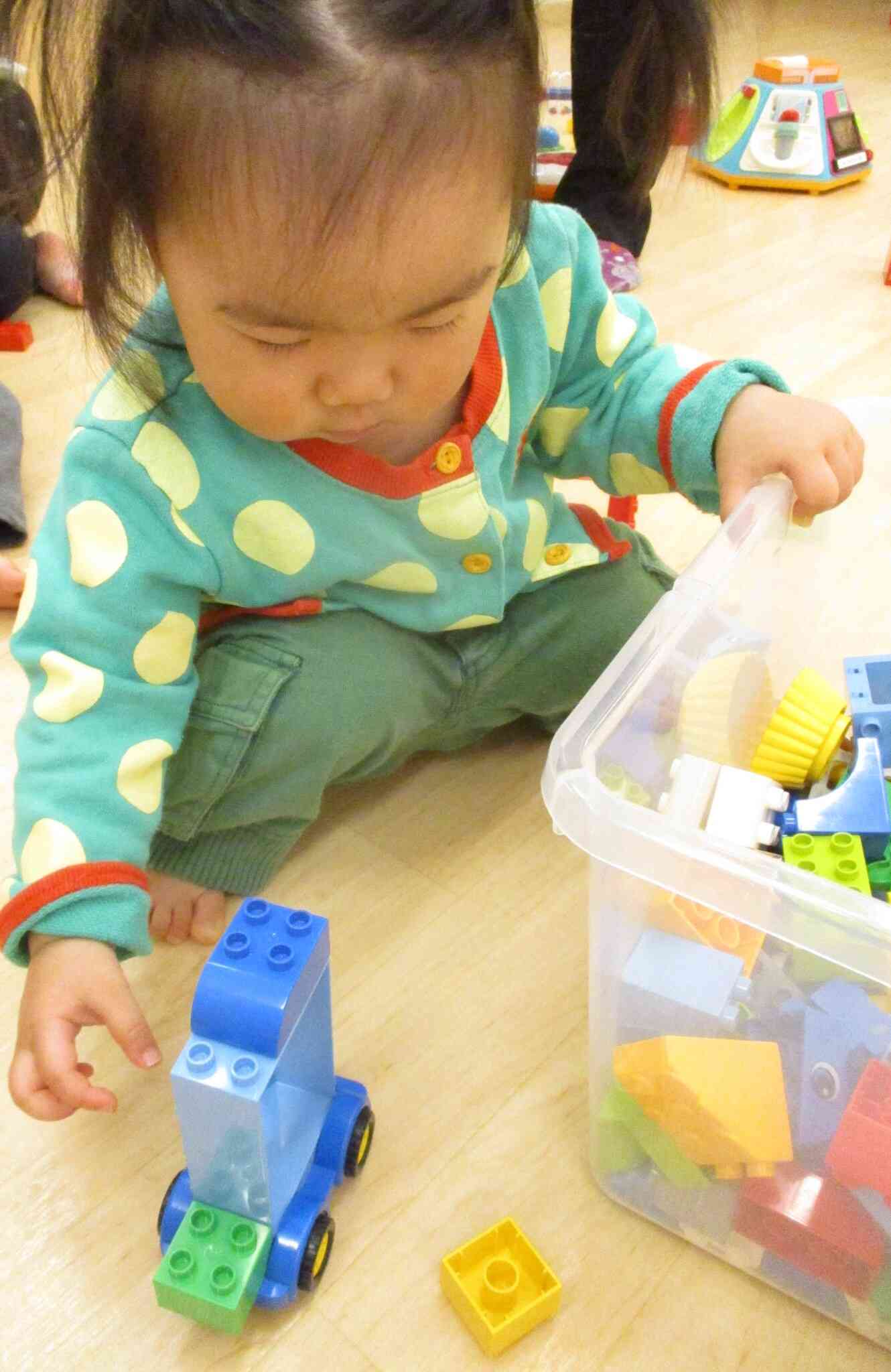 車を作れるようになったひよこ組（０歳児）の女の子です