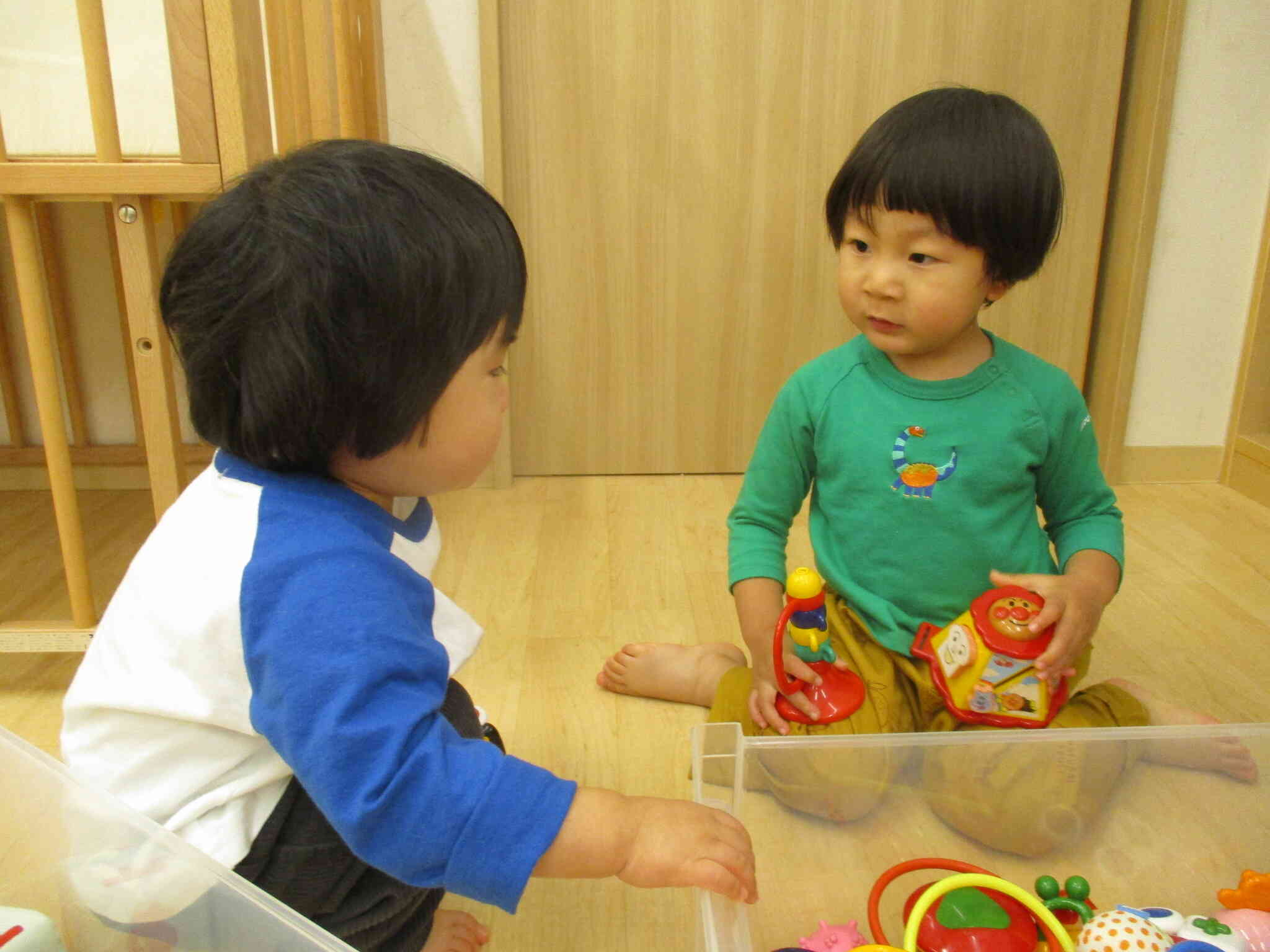 「どのおもちゃであそうぼうかな」