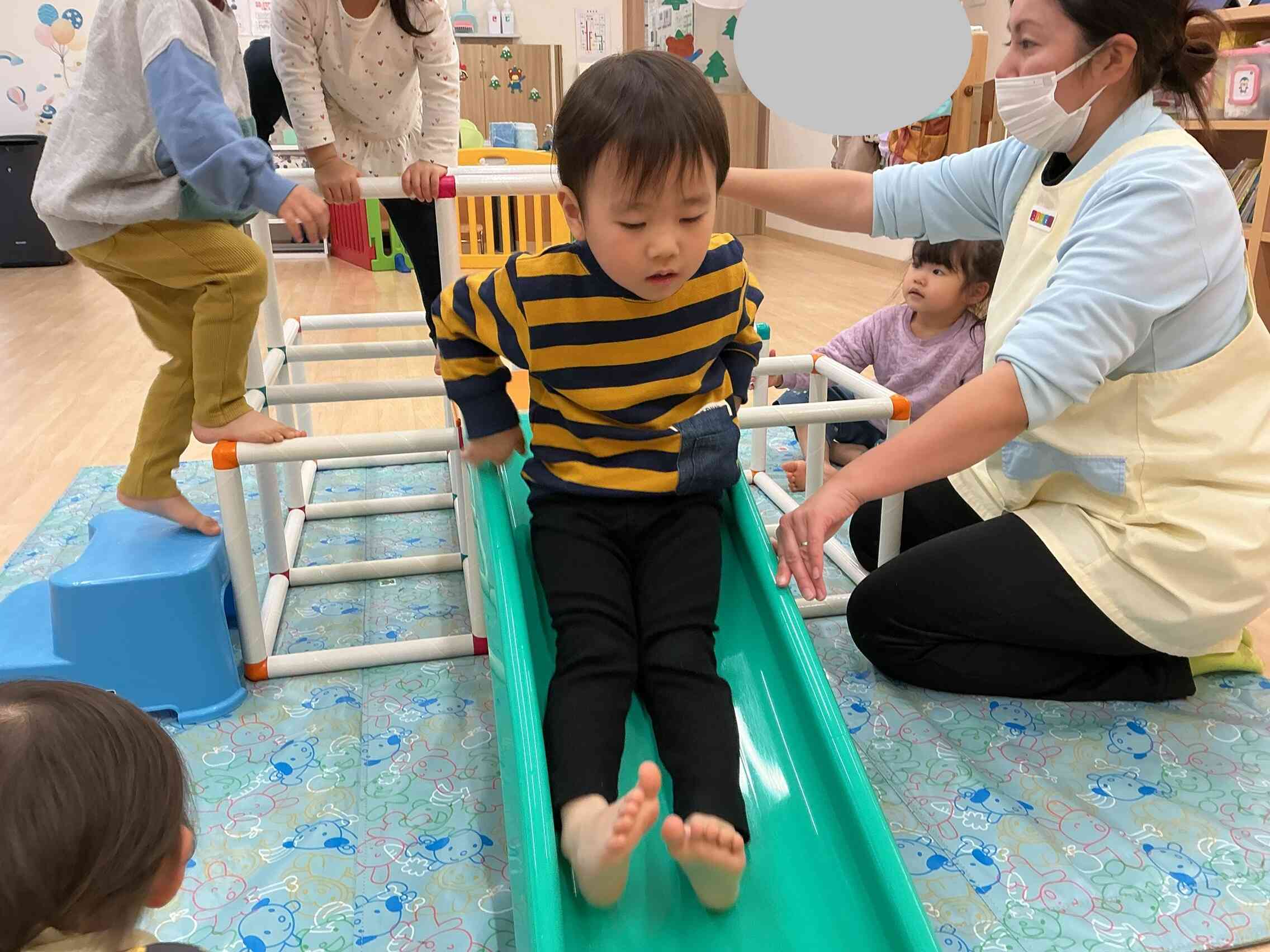 うさぎ(2歳児)の男の子は滑り台が上手です!