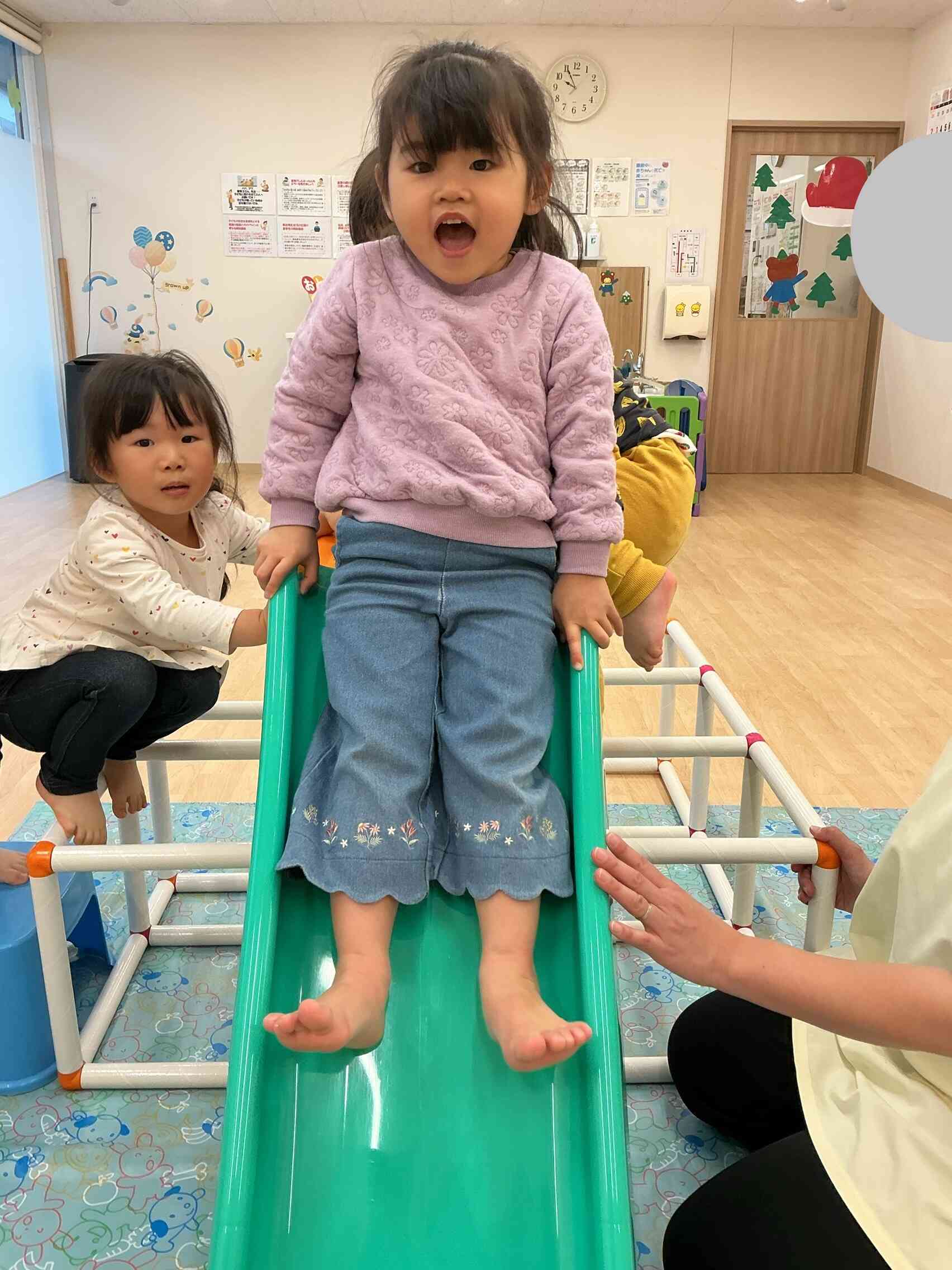 うさぎ組(2歳児)の女の子はもっと高い所から滑るのが好き!