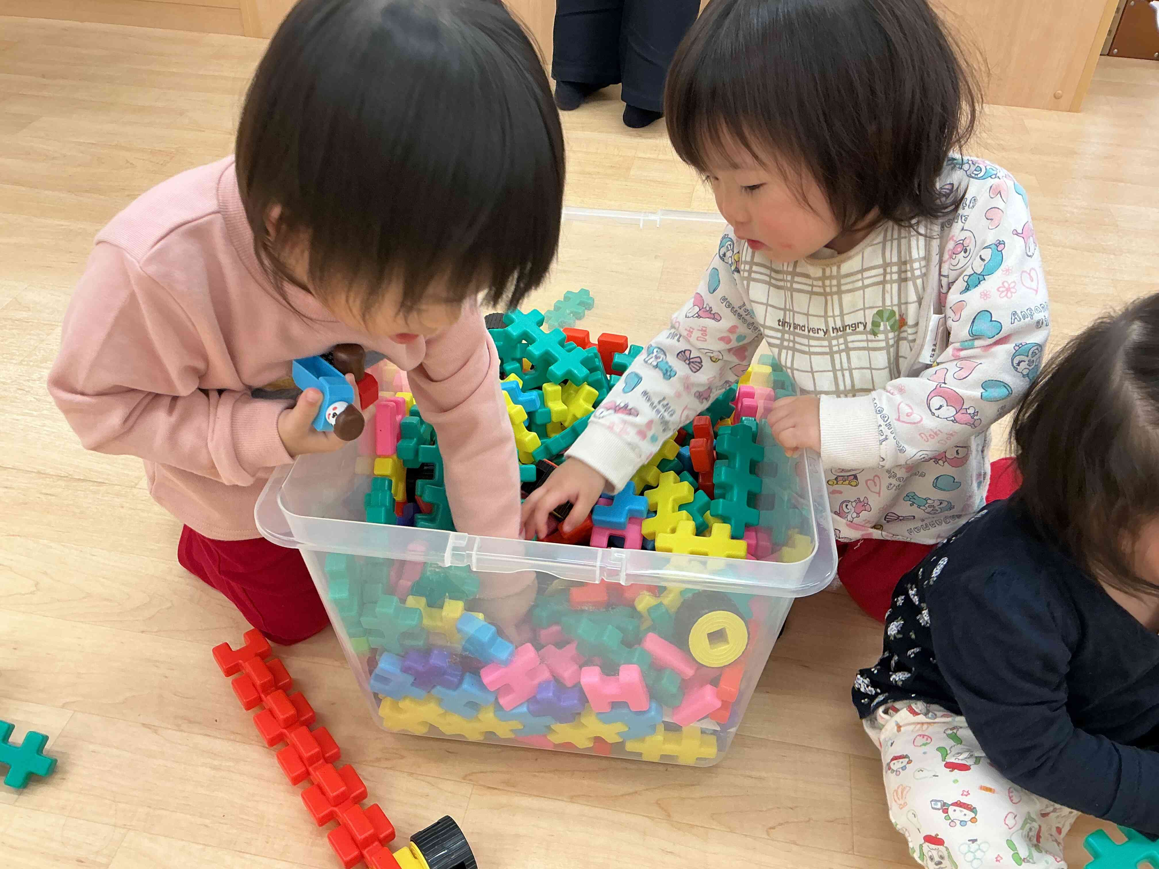 仲良くブロックで遊んだよ！