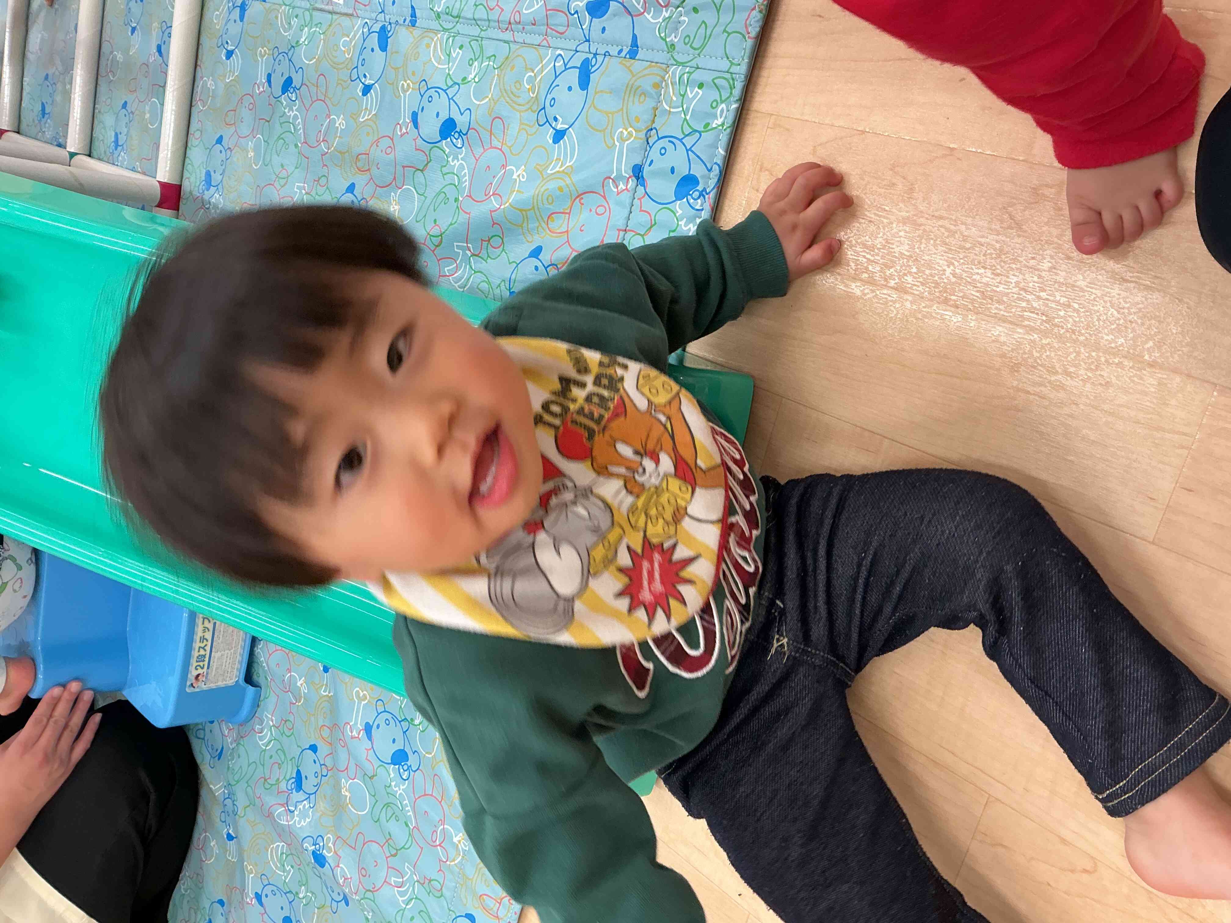 あひる組(1歳児)の男の子も上手に滑れたよ!