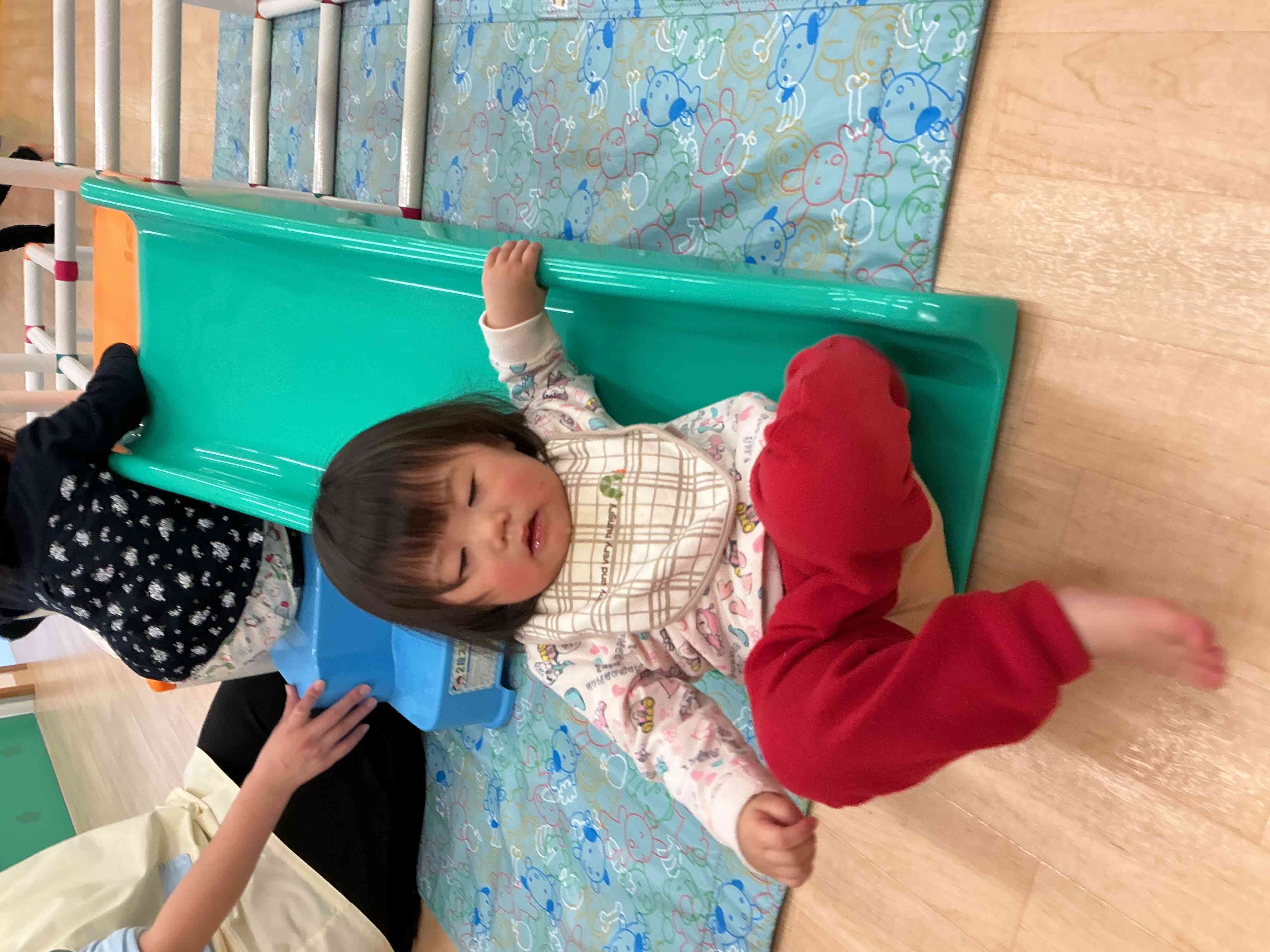 ひよこ組(0歳児)の女の子、ちょっと怖かったかな?