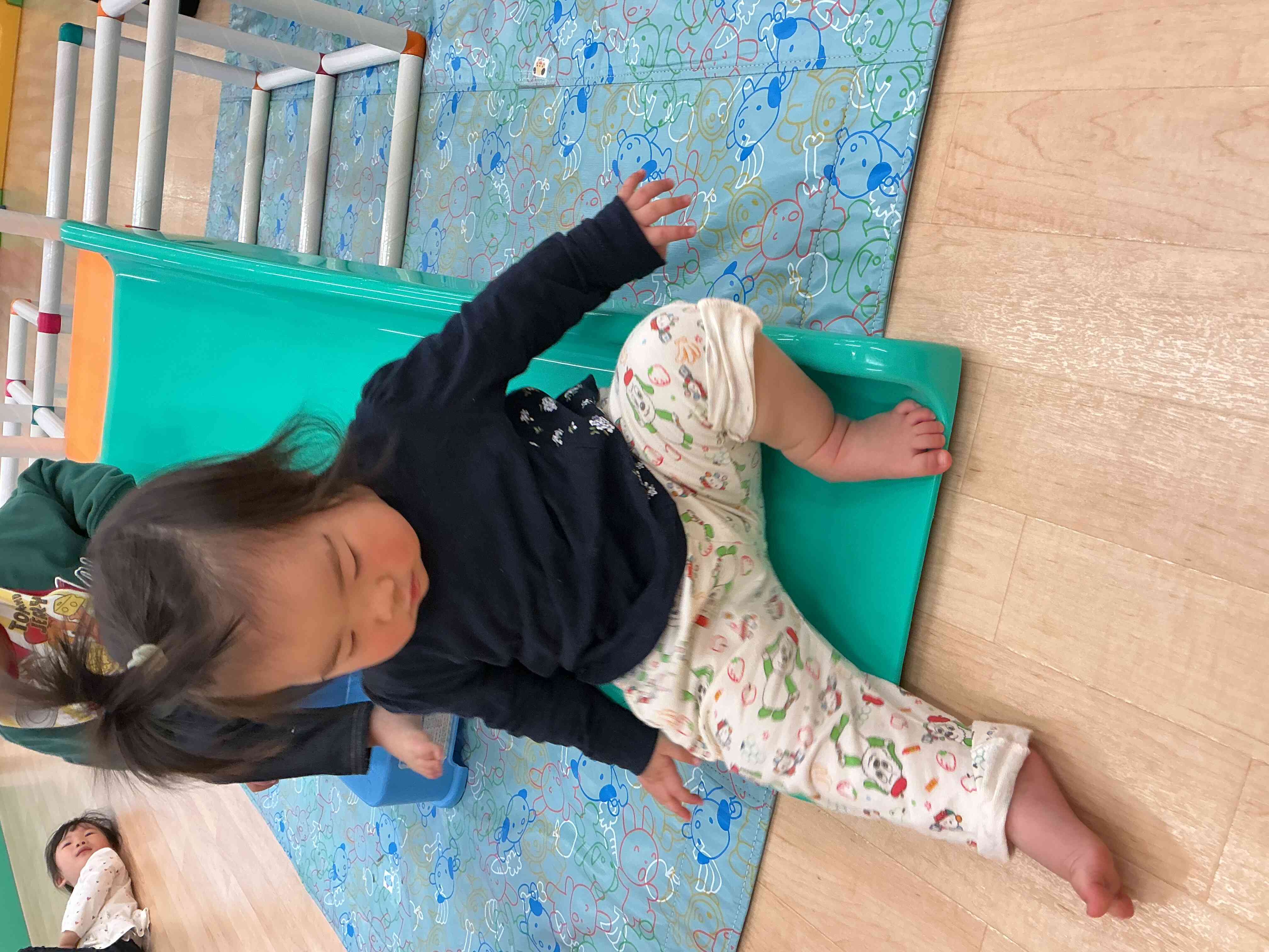 ひよこ組(0歳児)の女の子も上手に滑れたね!