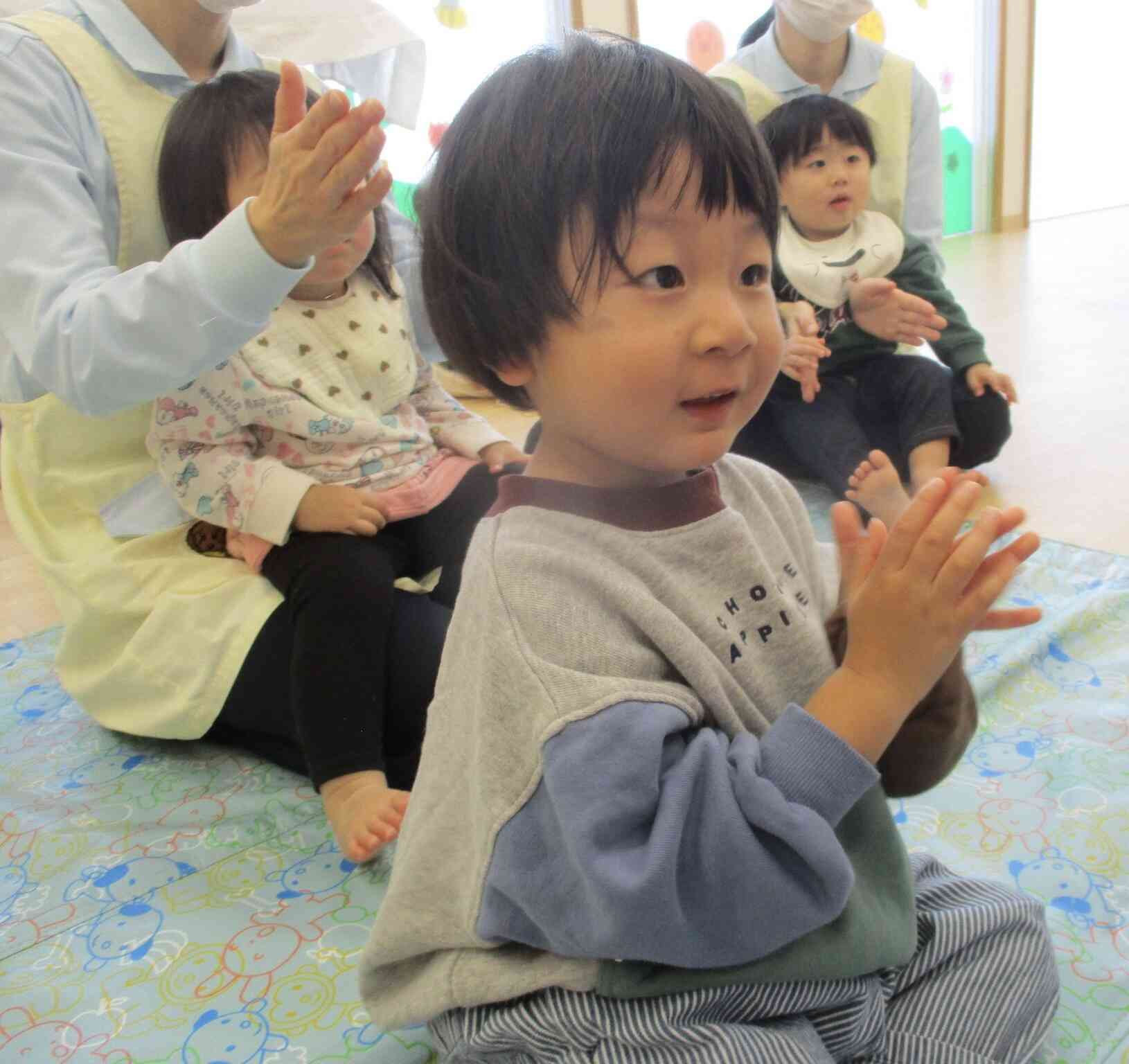 あひる組(1歳児)の男の子もリズムに乗って・・・
