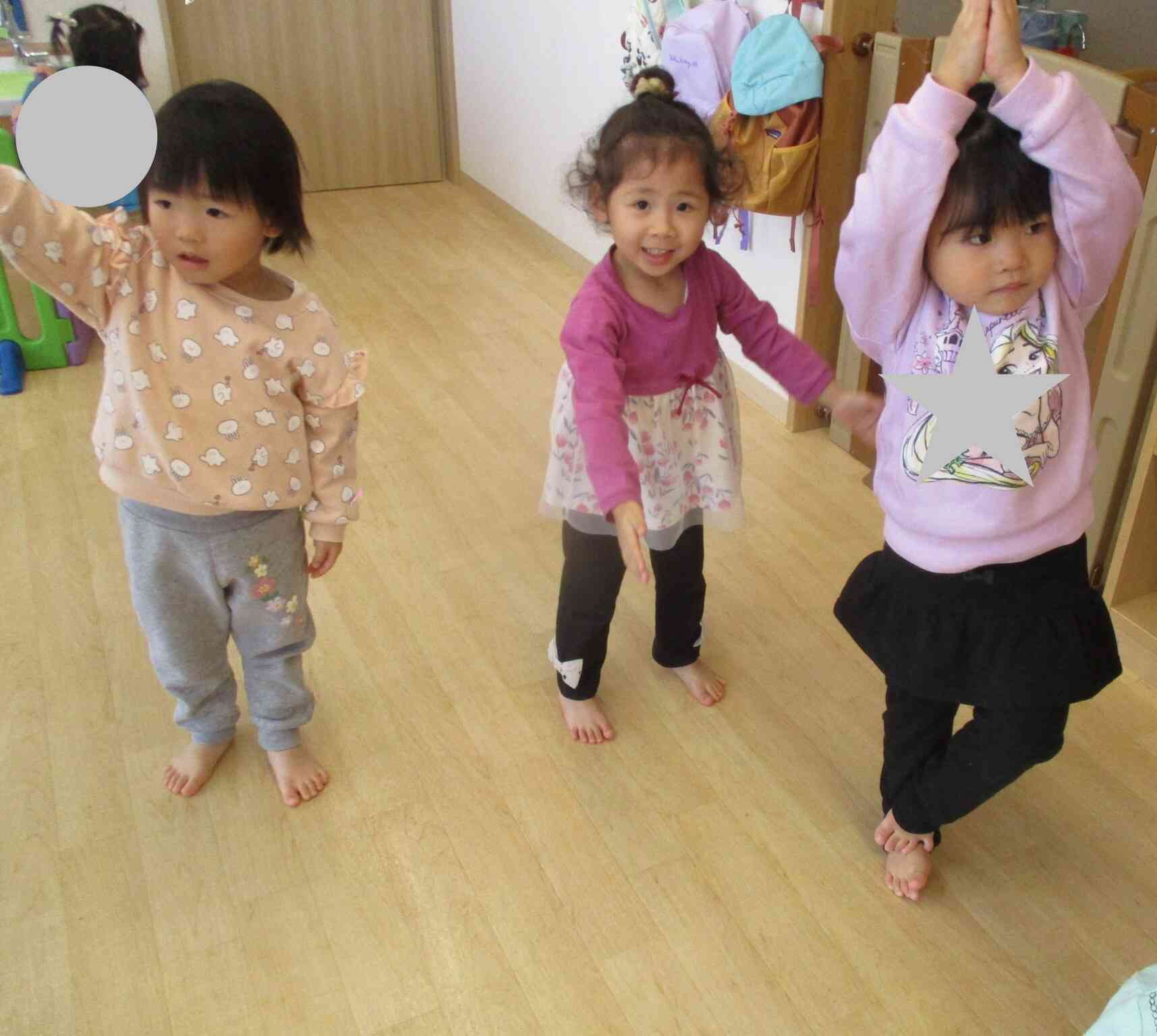 女の子達はヨガのポーズに夢中です。