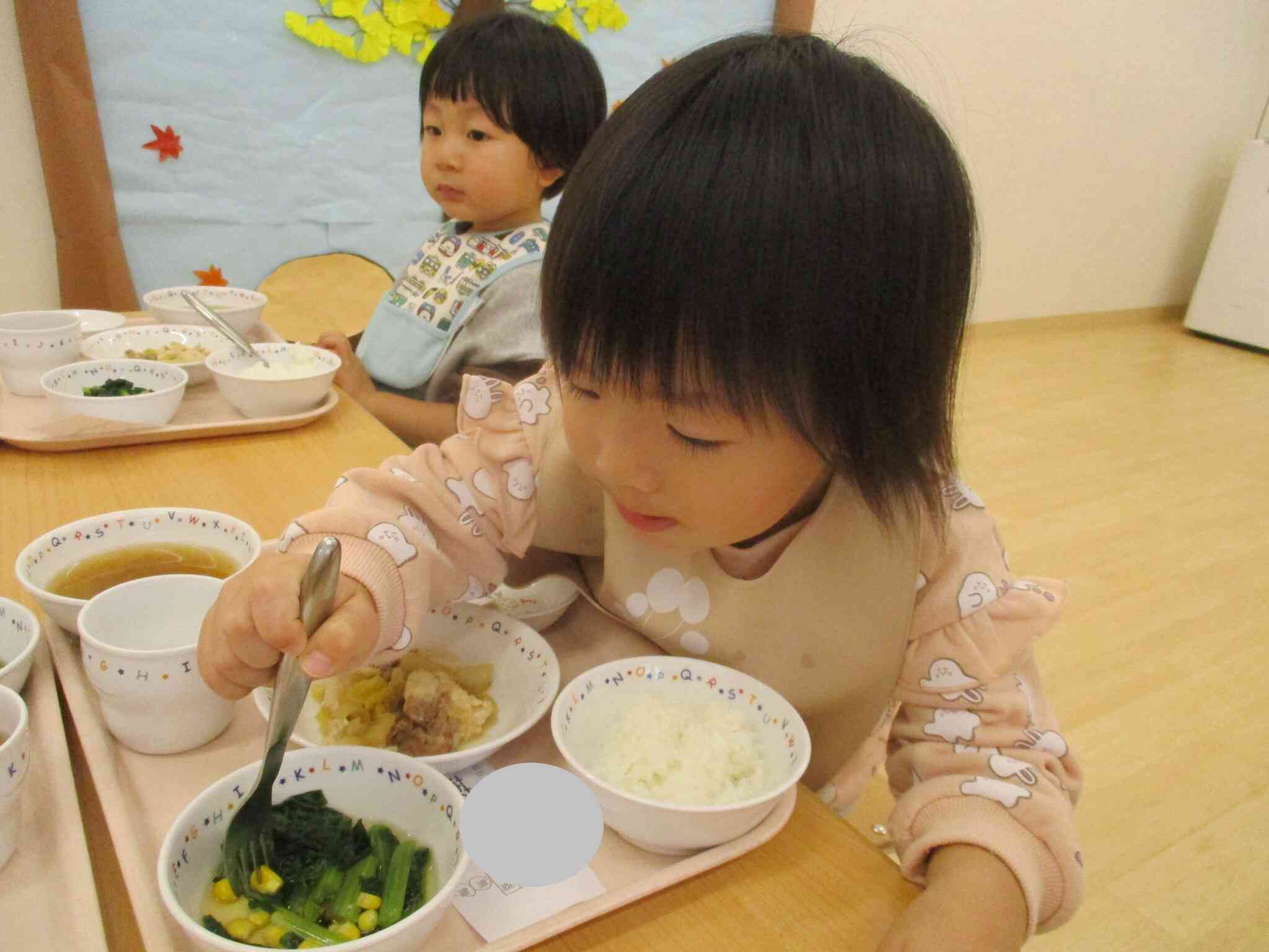 嫌いな物もちゃんと食べるあひる組（１歳児）さん！