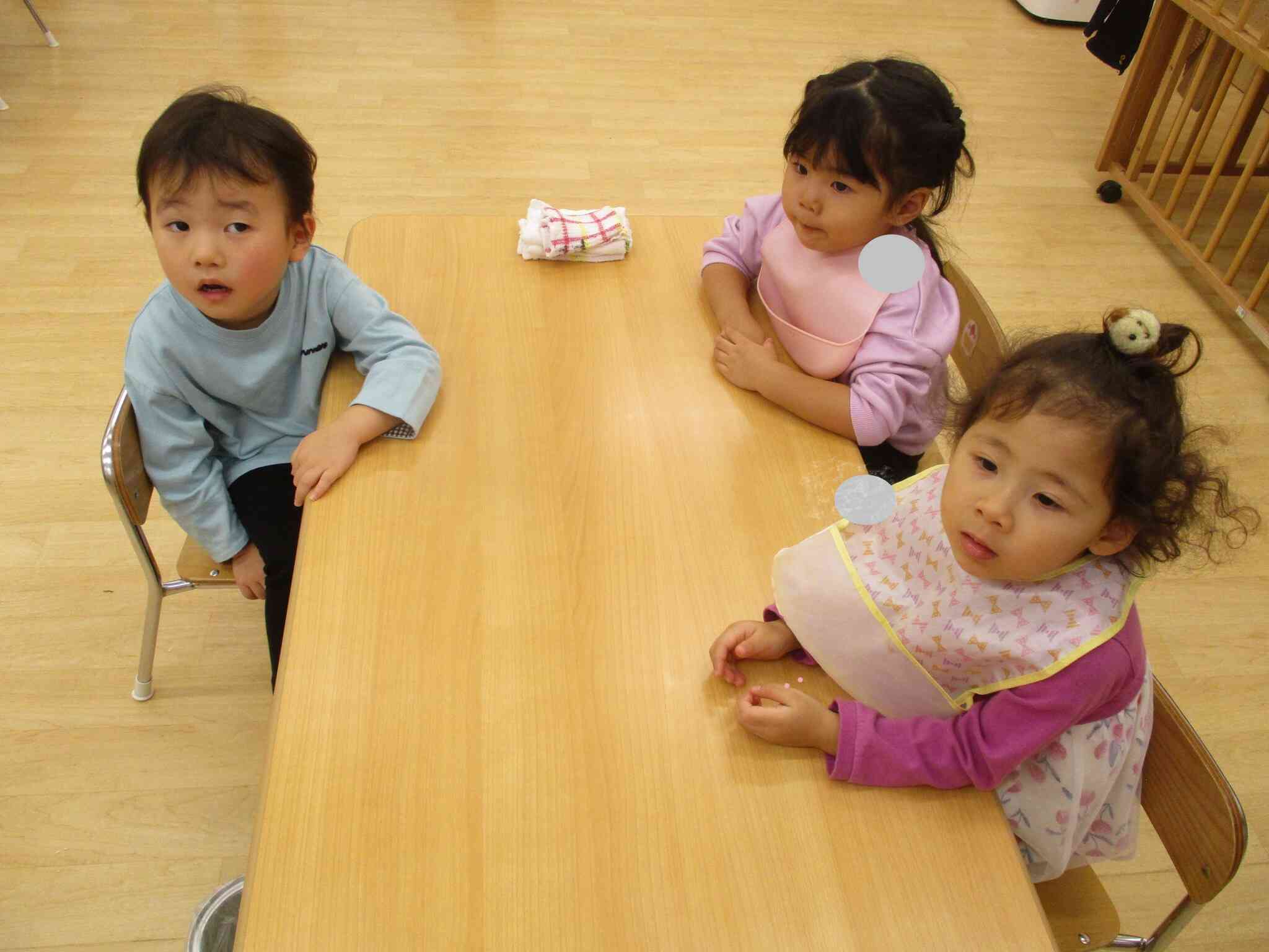 給食前の読み聞かせタイムのうさぎ組(2歳児)の子どもたち