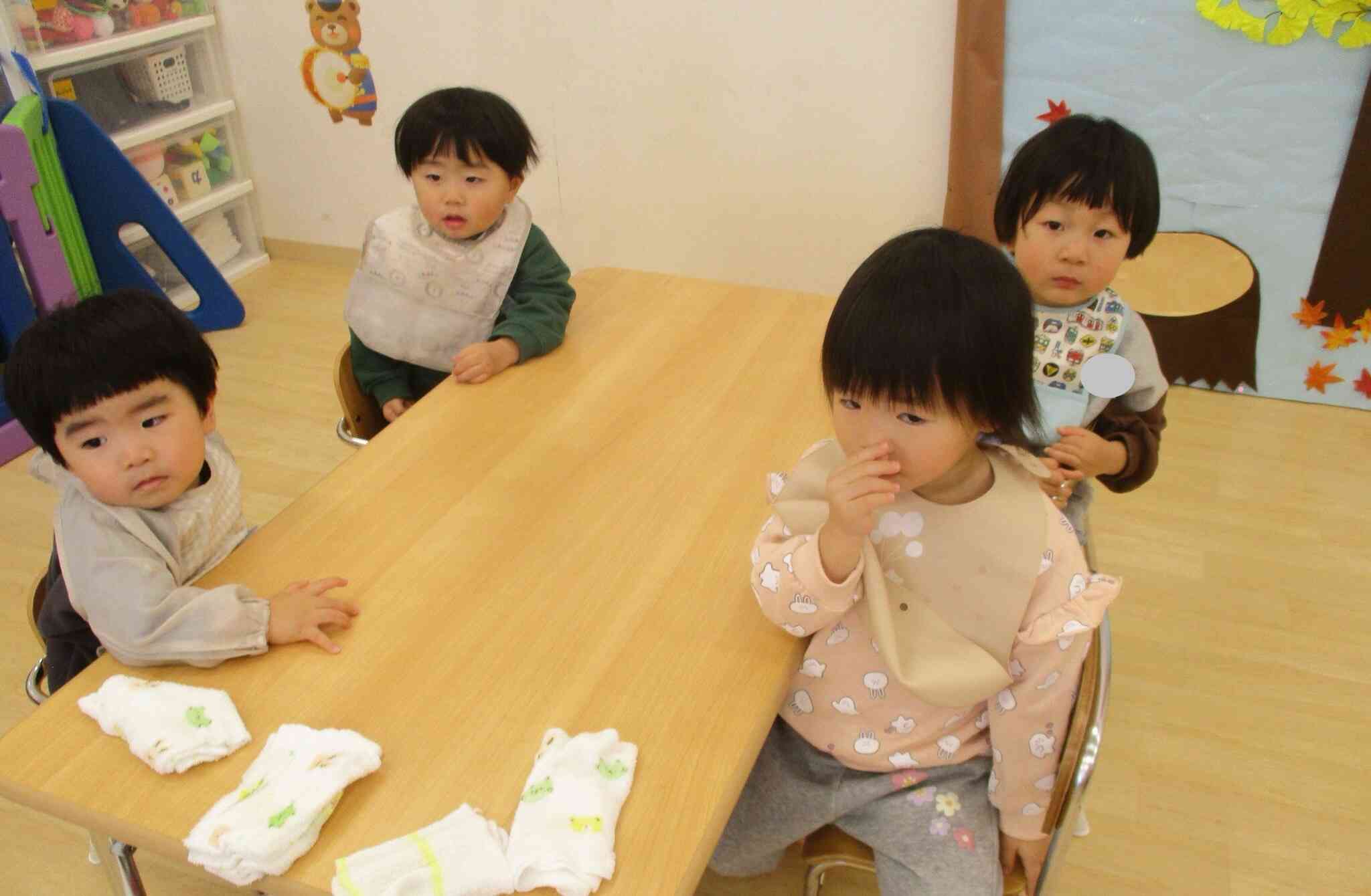 読み聞かせタイムのあひる組(1歳児)の子どもたち