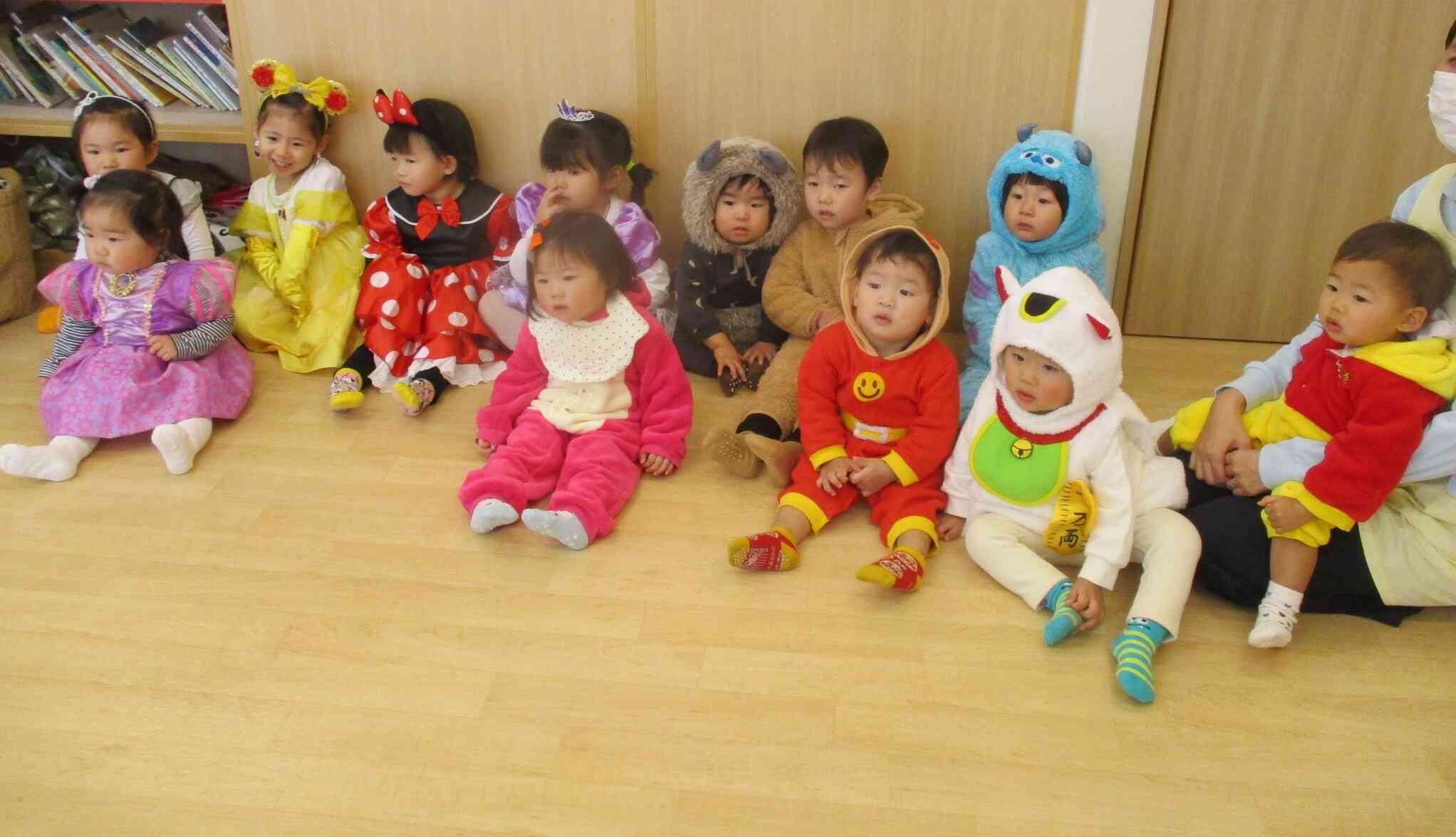 出発前にハロウィンの絵本の読み聞かせをみんなで聞いてから出発したよ！