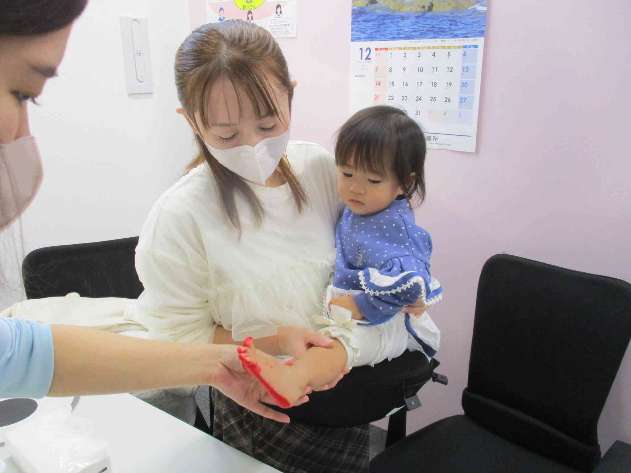 足の裏にぬりぬり。何ができあがるか興味津々!
