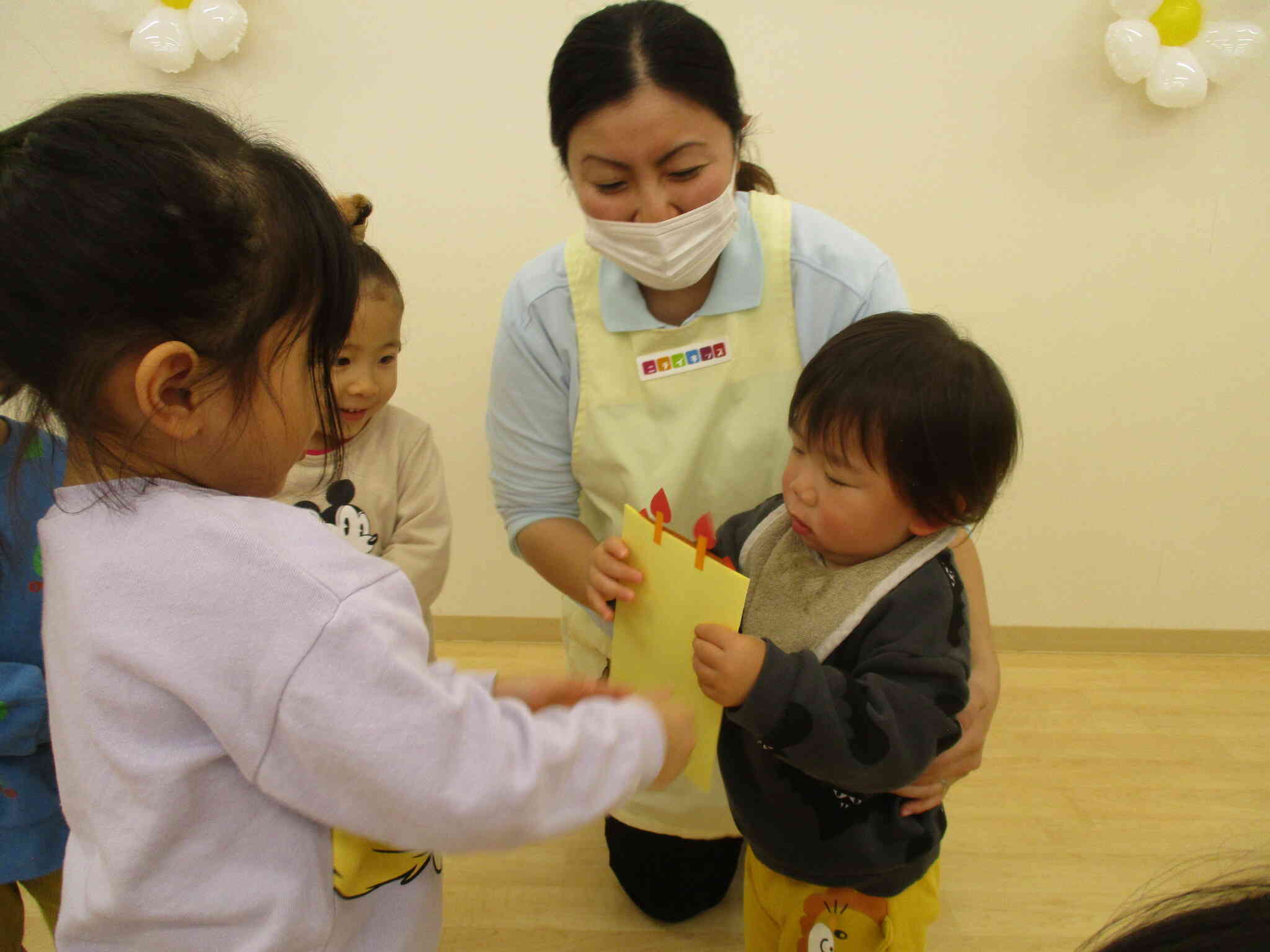 「お誕生日おめでとう。お誕生日カード、はい、どうぞ」