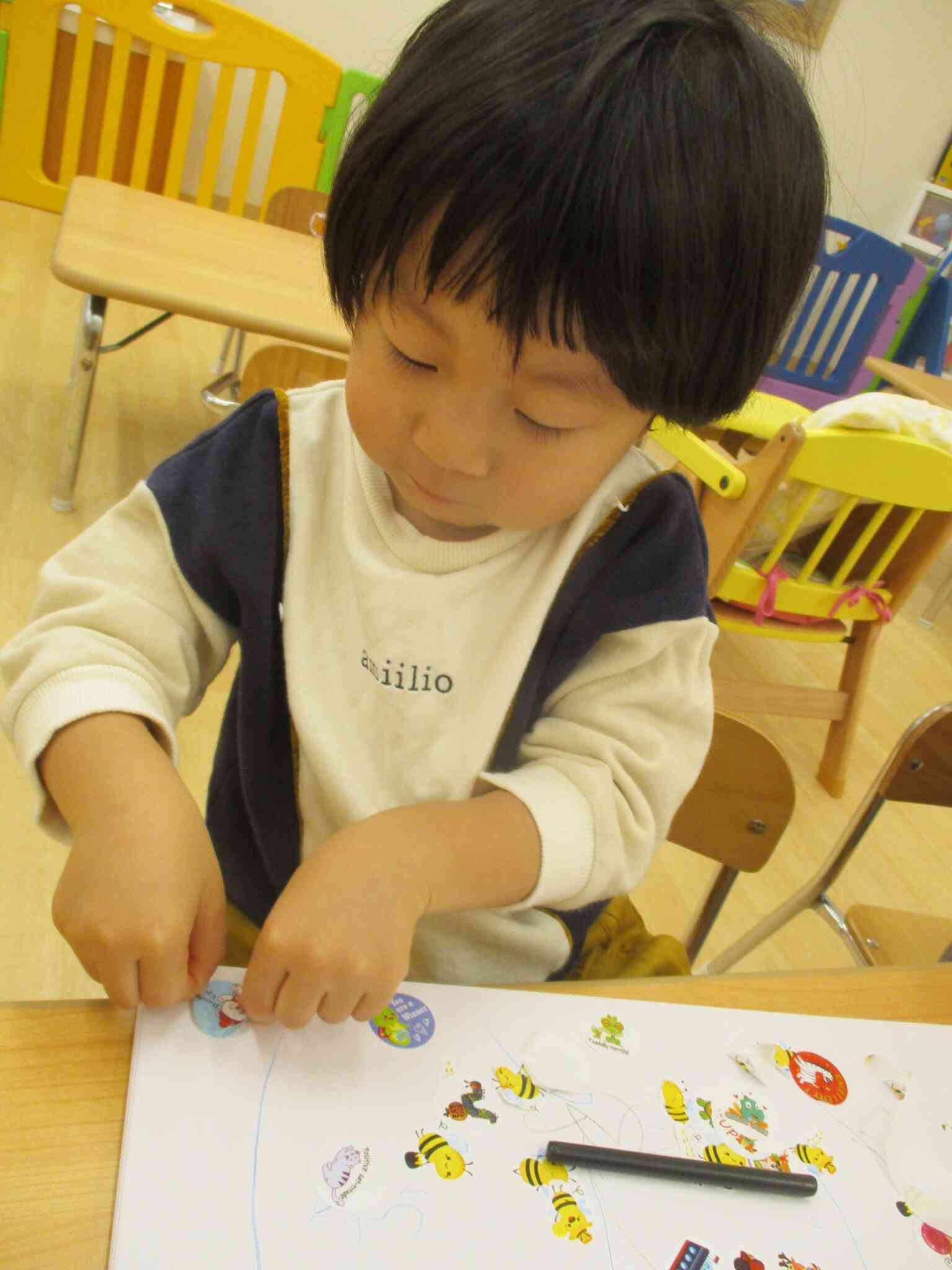 シール貼りとお絵描きしたよ