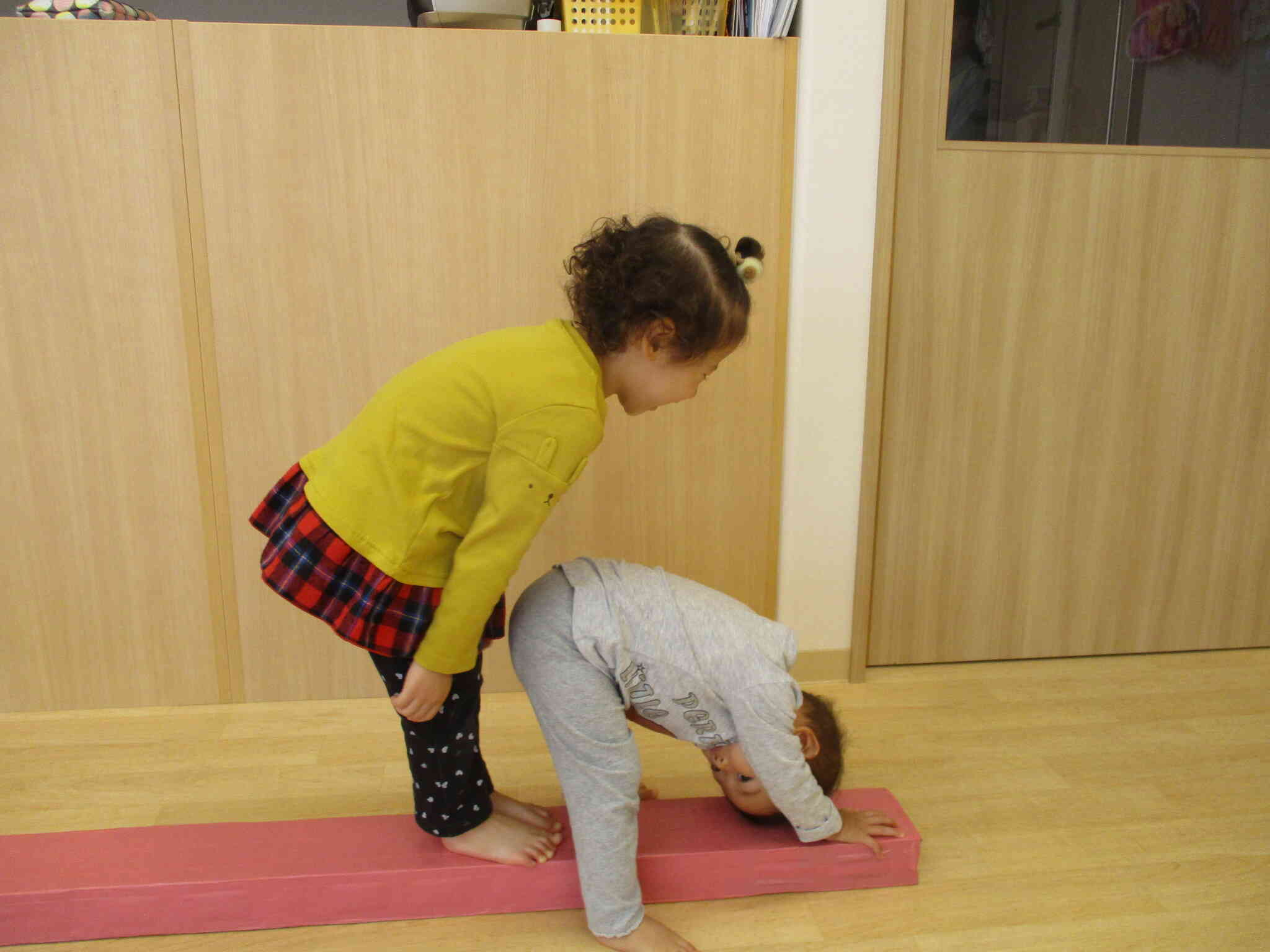 「何してるの～？」「いないいないばぁだよ～」二人のやり取りが面白いね！