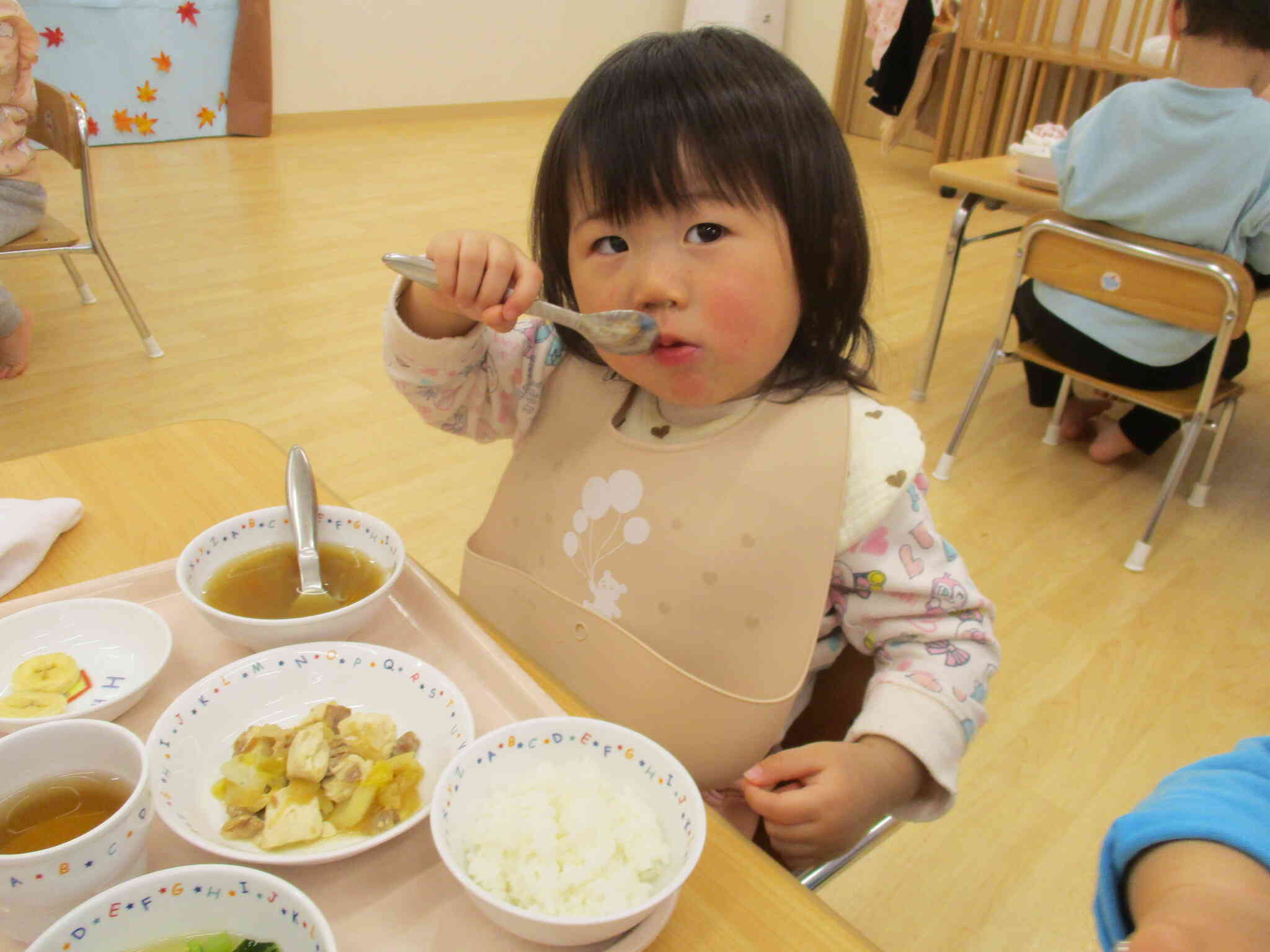 食べるのが上手になったひよこ組（０歳児）さん！