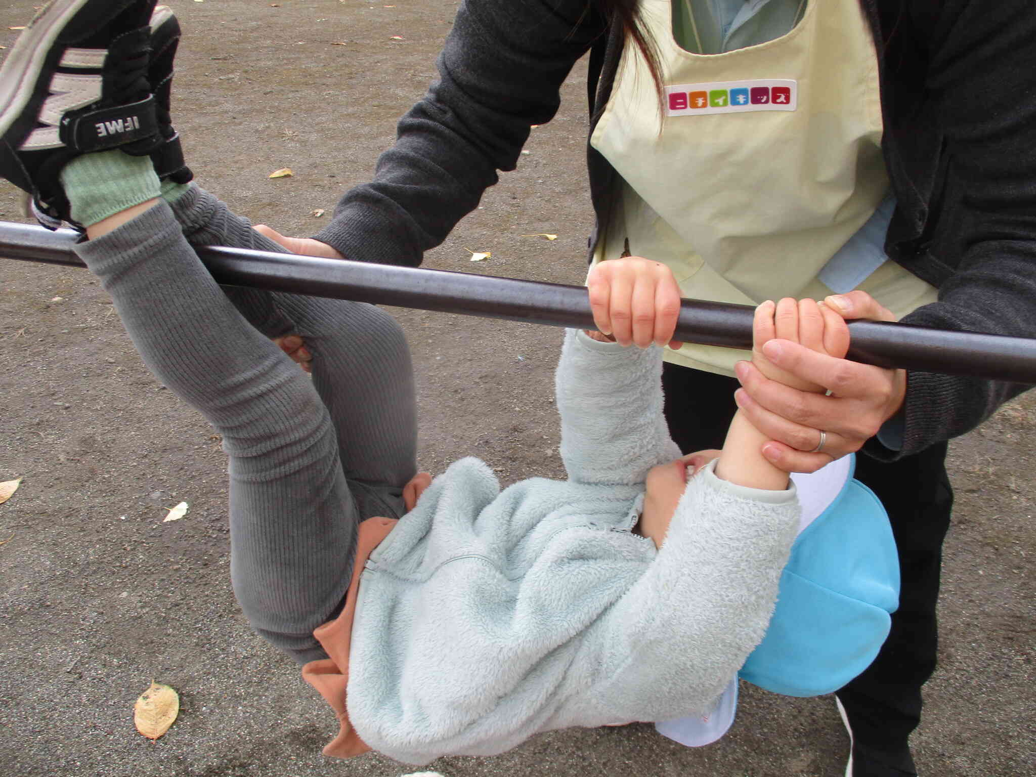 鉄棒で豚の丸焼きを教えてもらったよ！